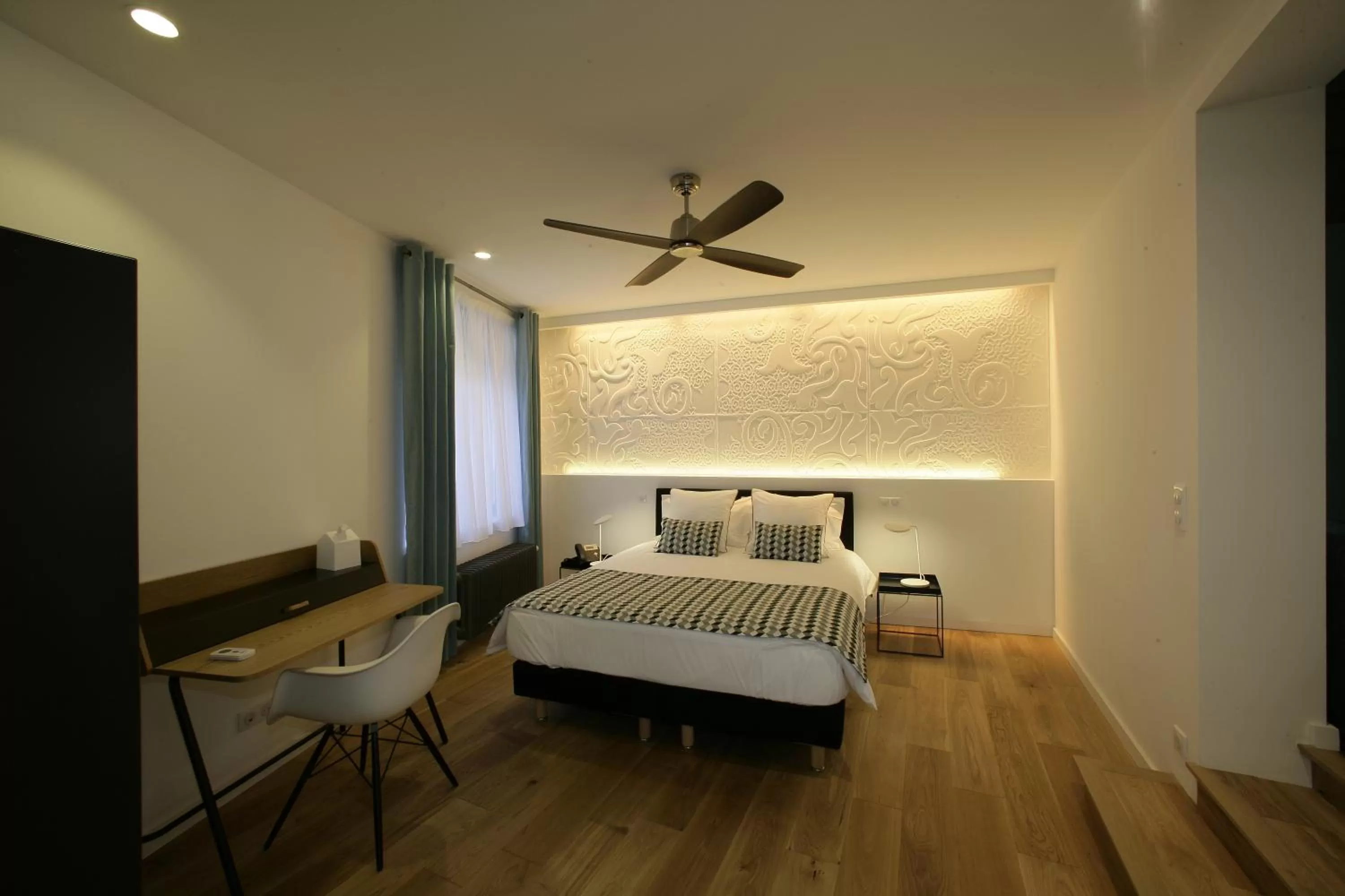 Photo of the whole room, Bed in Les Maisons du Pont - Charme & Caractère