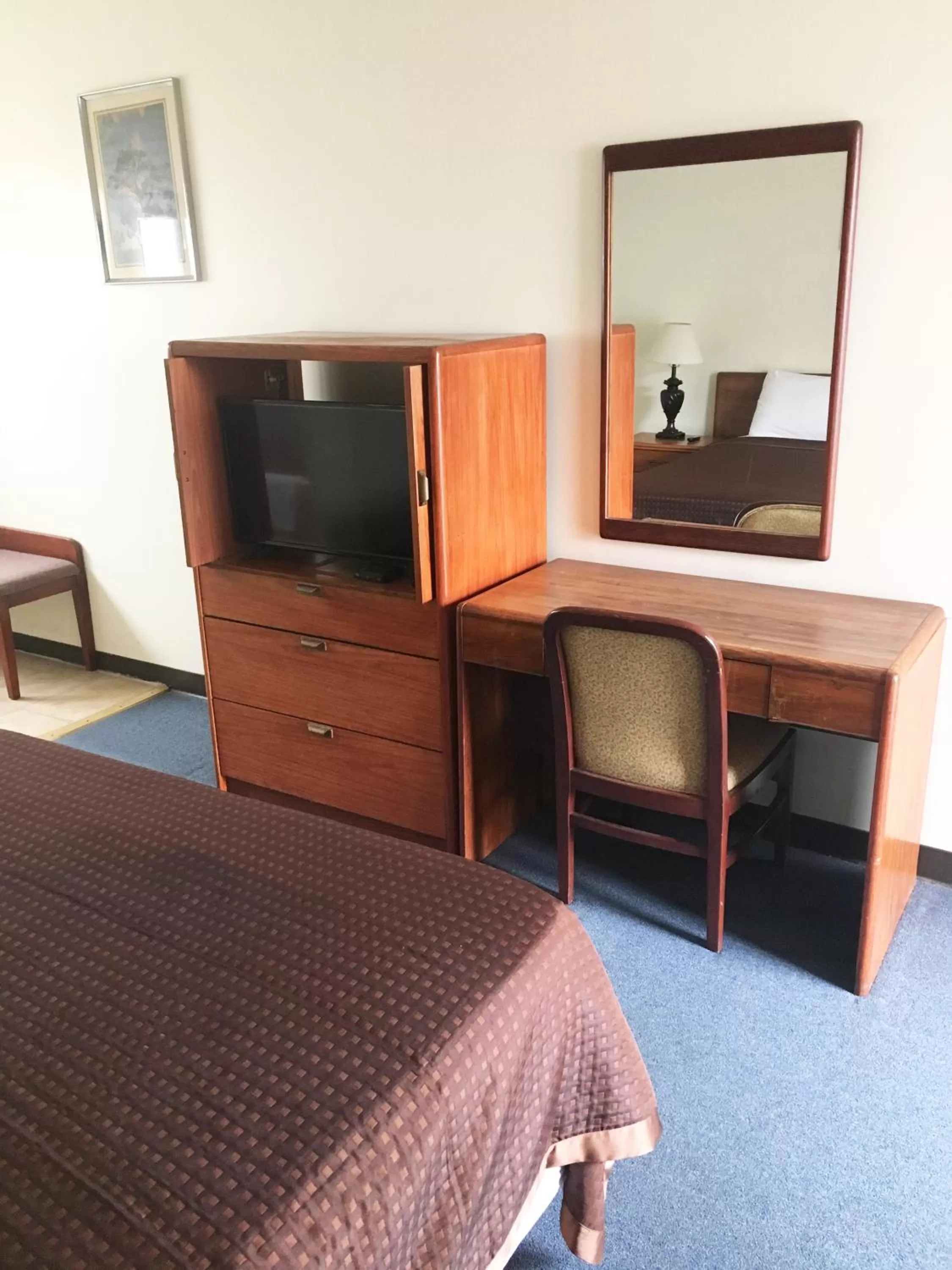 TV and multimedia, Bed in Village Motel