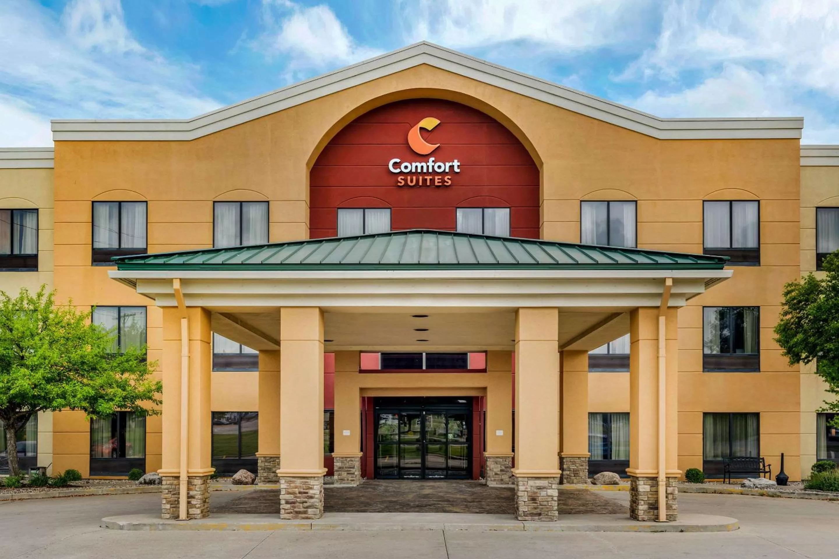 Property building in Comfort Suites near Route 66
