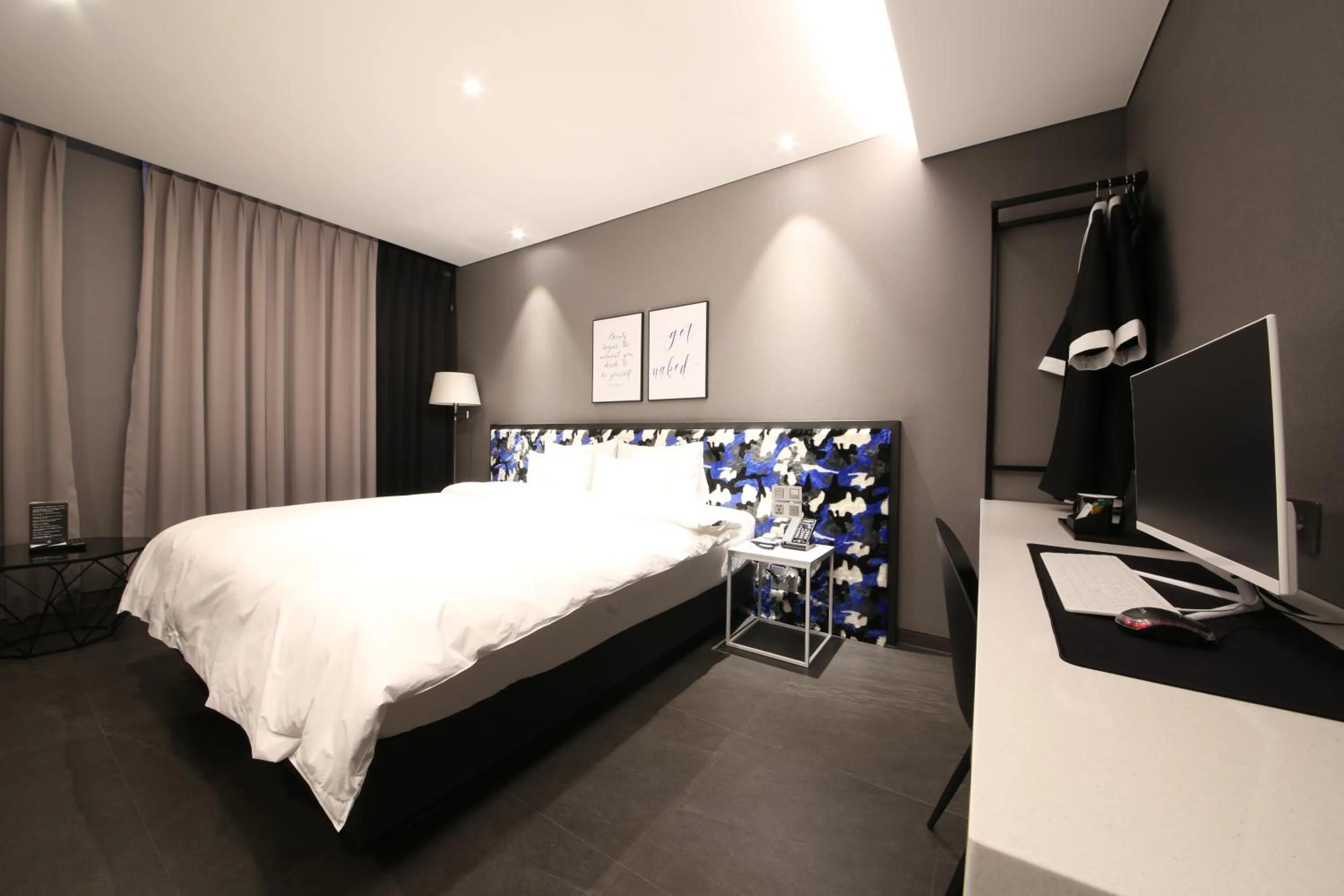 TV and multimedia, Bed in Zam101Hotel