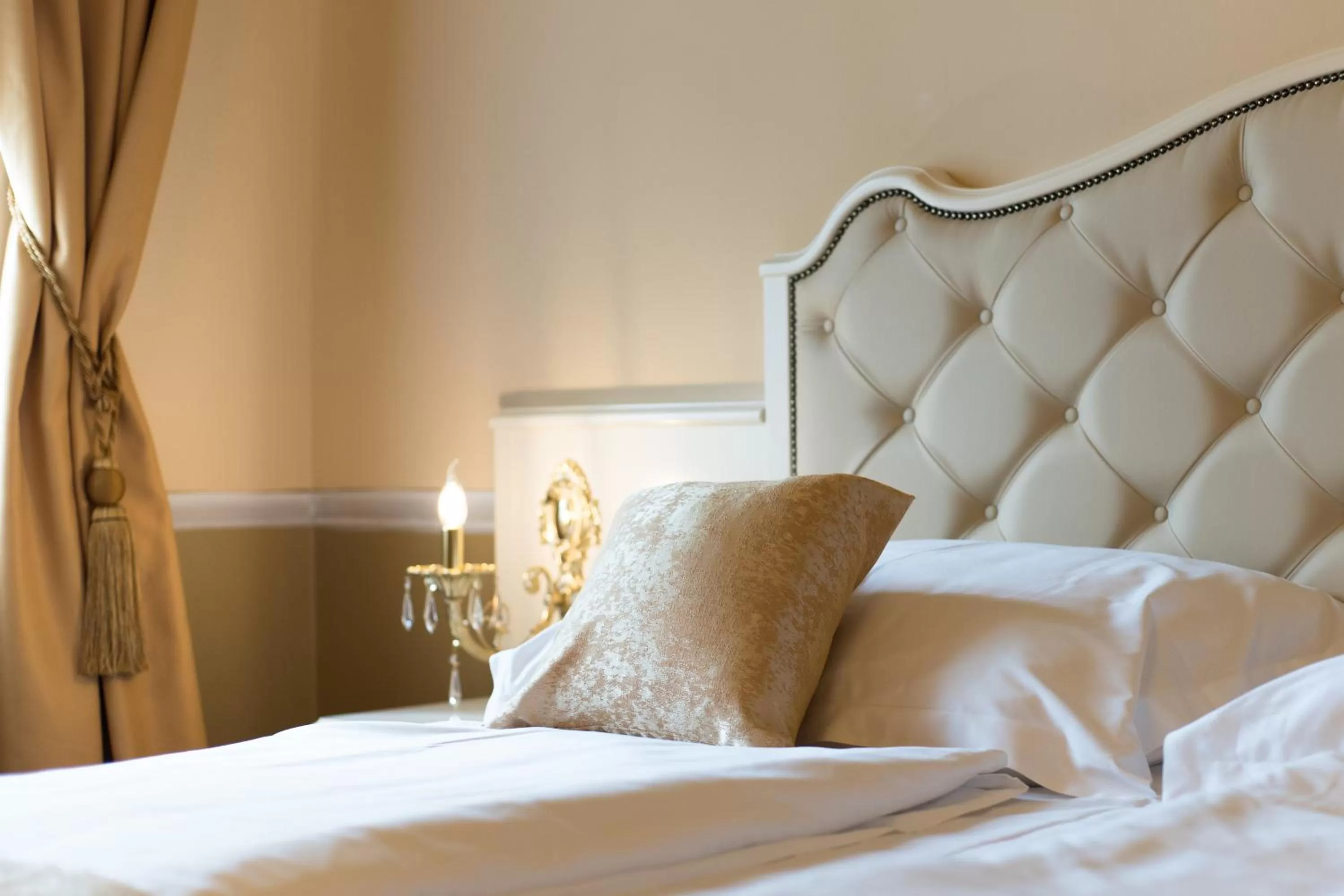 Bed in Central Square Heritage Hotel