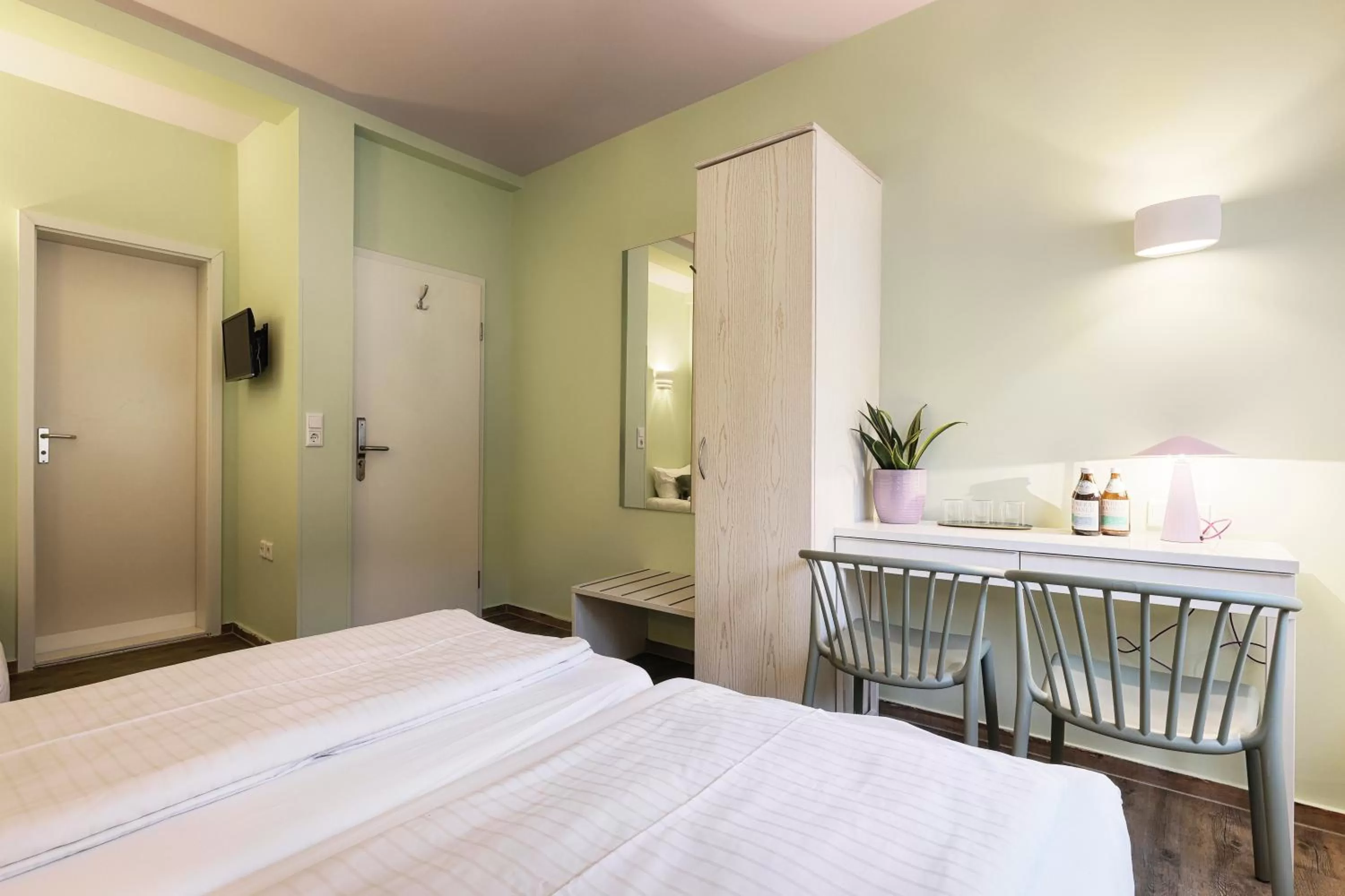 Photo of the whole room, Bed in Hotel Kunterbunt - by homekeepers