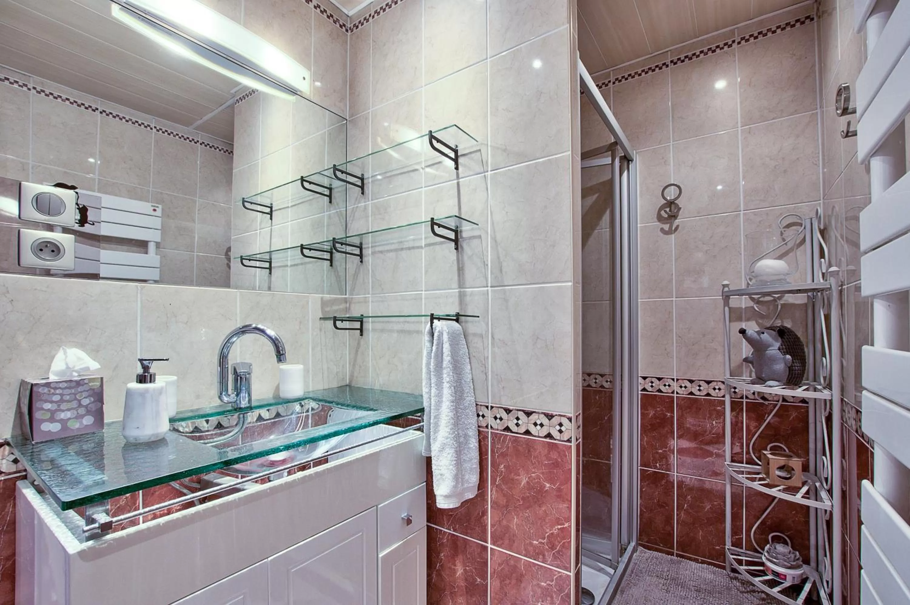 Shower in NATURALBNB - Chambres d'hôtes bios, éthiques - Au calme, confort dans résidence fermée - PARKING GRATUIT et sécurisé - Garage vélos et motos - OFFERT SUPER PETIT DEJEUNER local et bio sucré salé