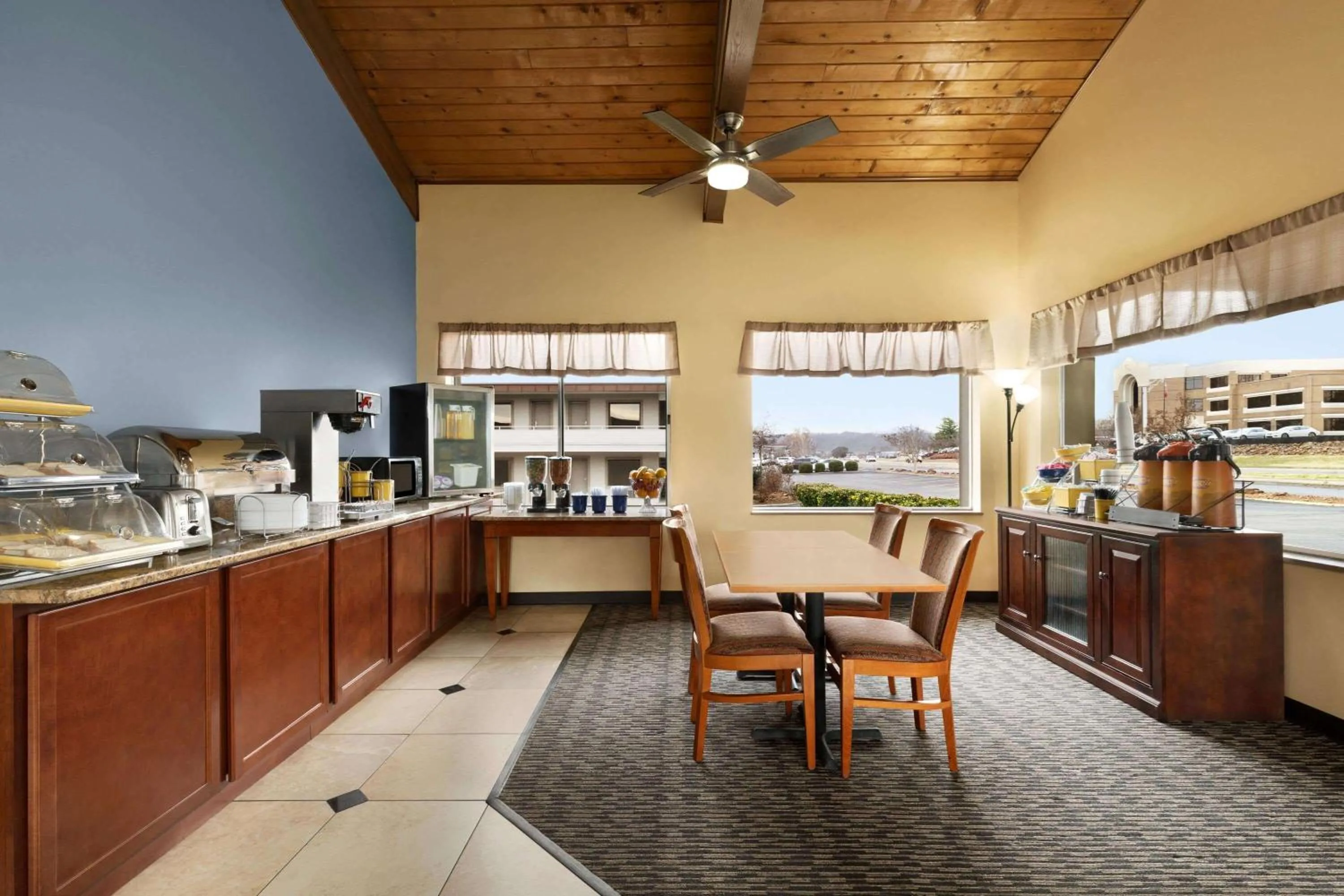 Restaurant/places to eat in Days Inn by Wyndham Oak Ridge Knoxville