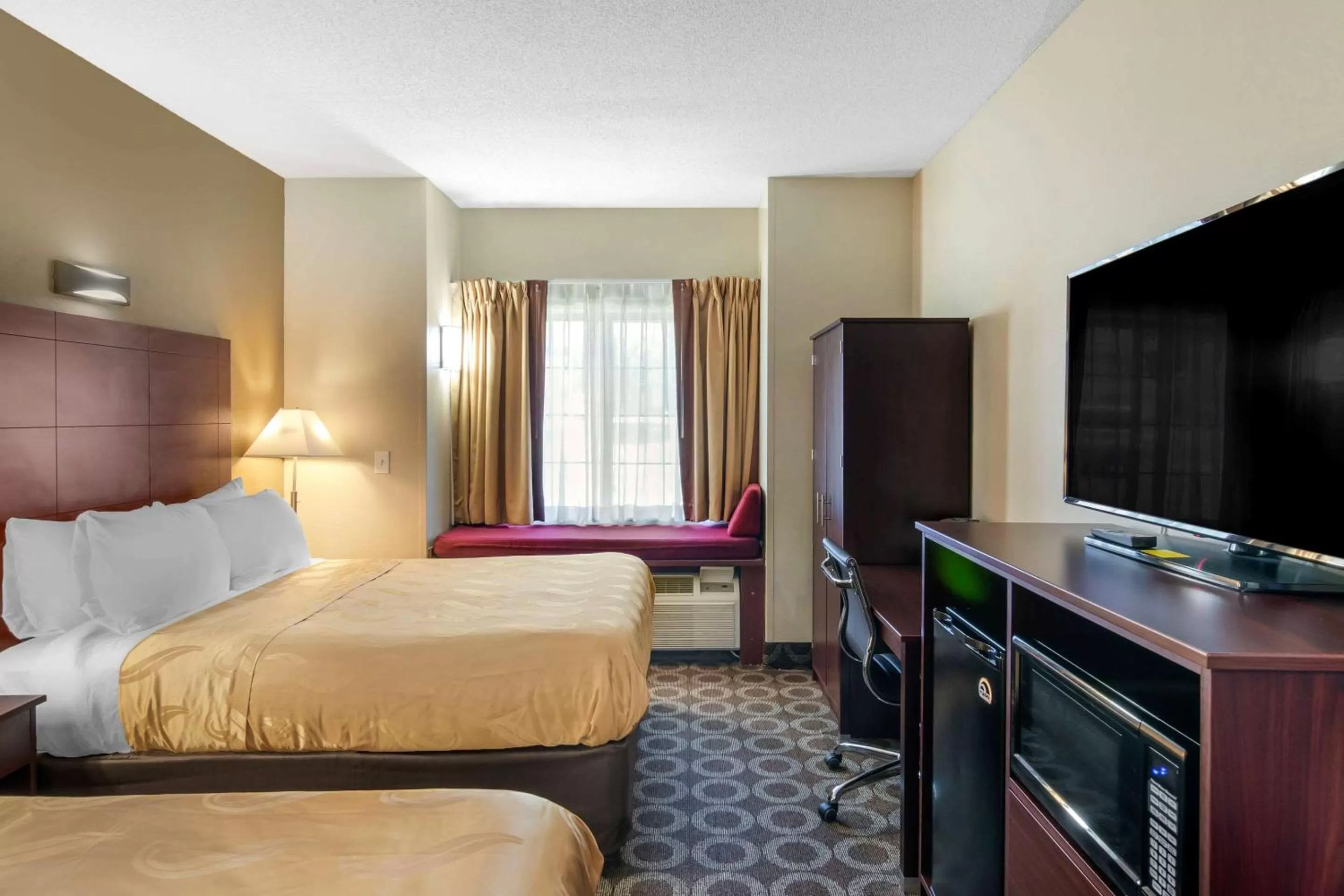 Photo of the whole room, Bed in Quality Inn Overland Park Kansas City