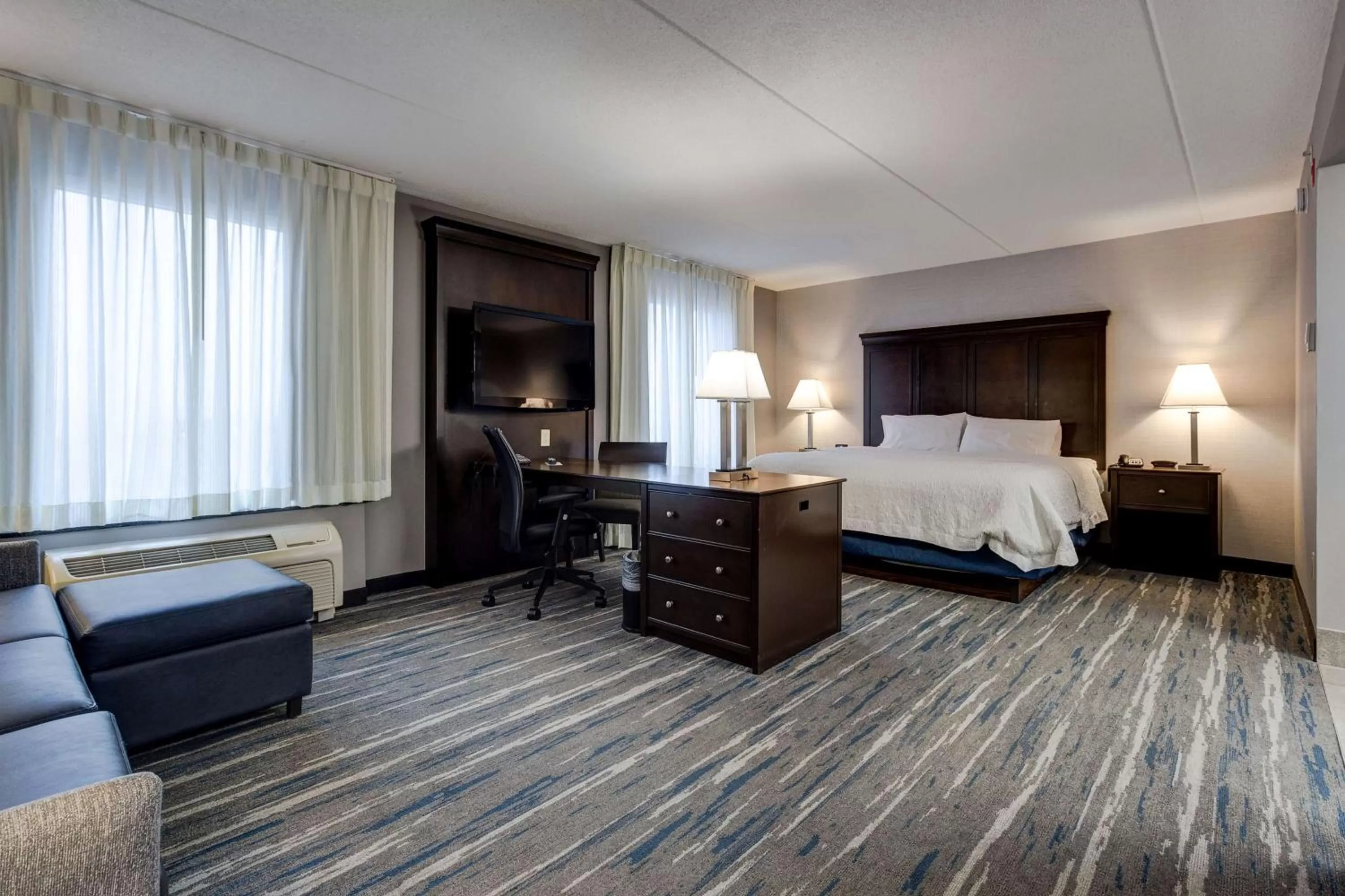 Bedroom, Bed in Hampton Inn & Suites by Hilton Brantford