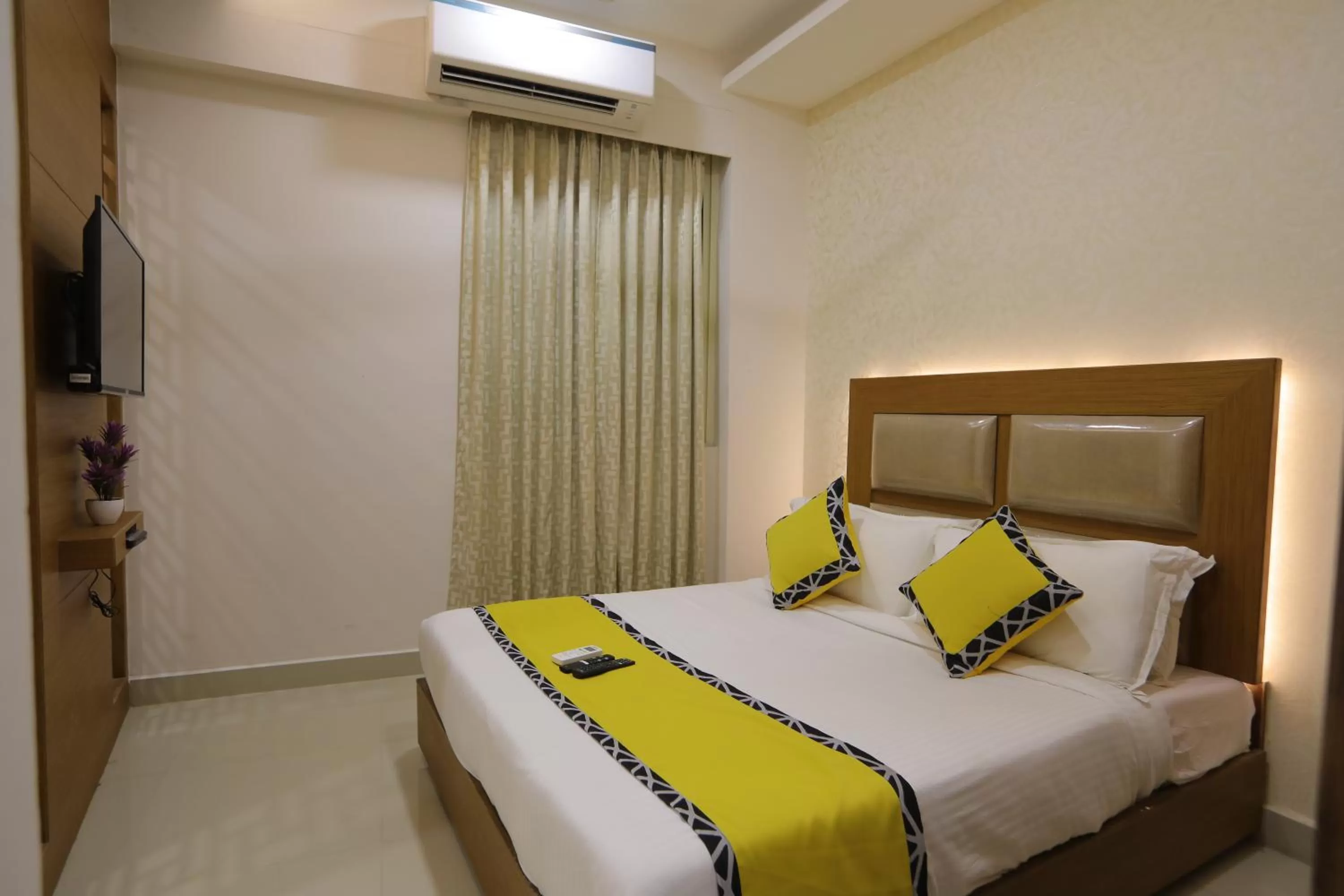 Photo of the whole room, Bed in Greens Suite - Business Class Hotel - Opposite Ripon Building