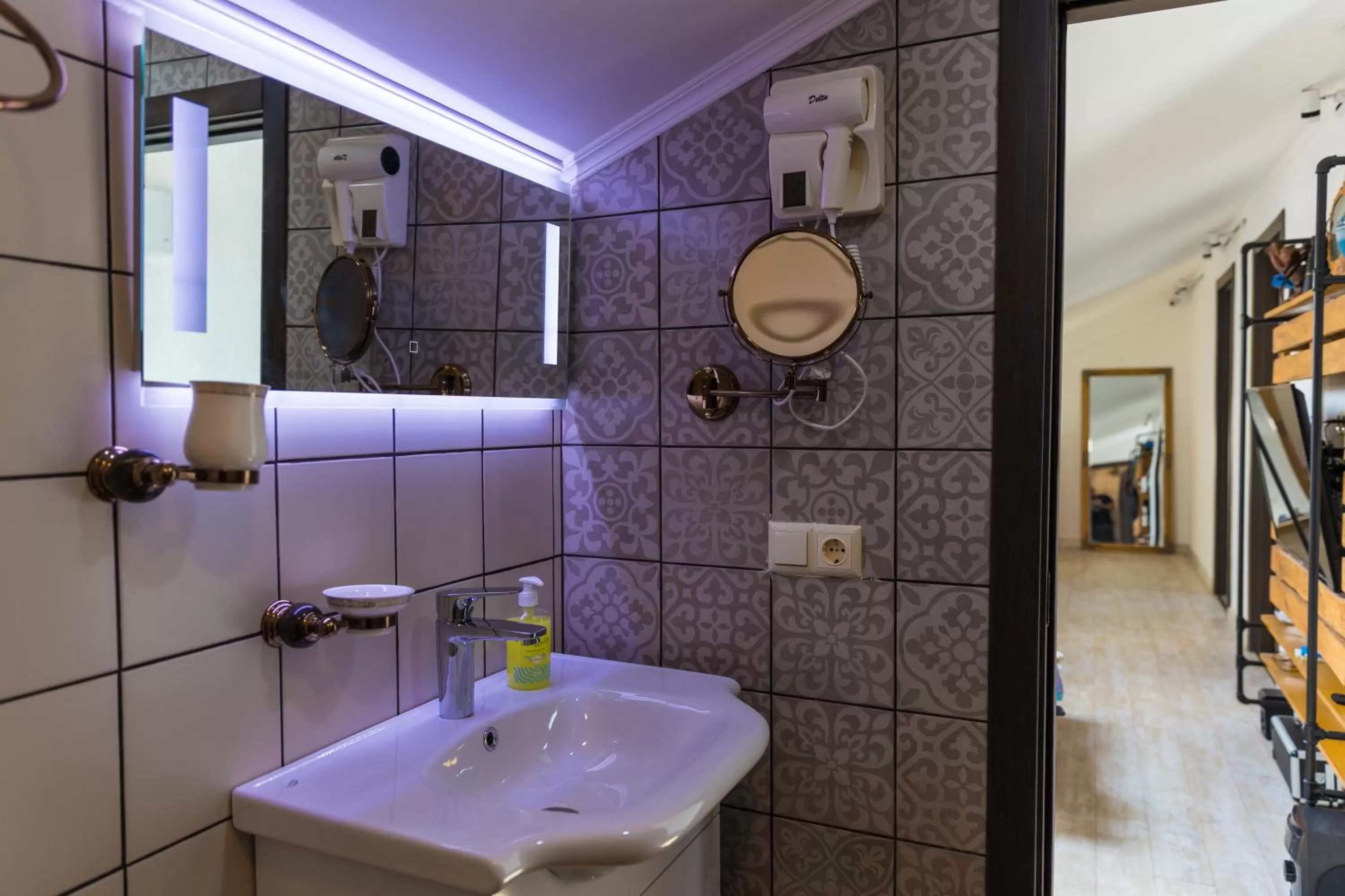 Bathroom in TJ GARDENS