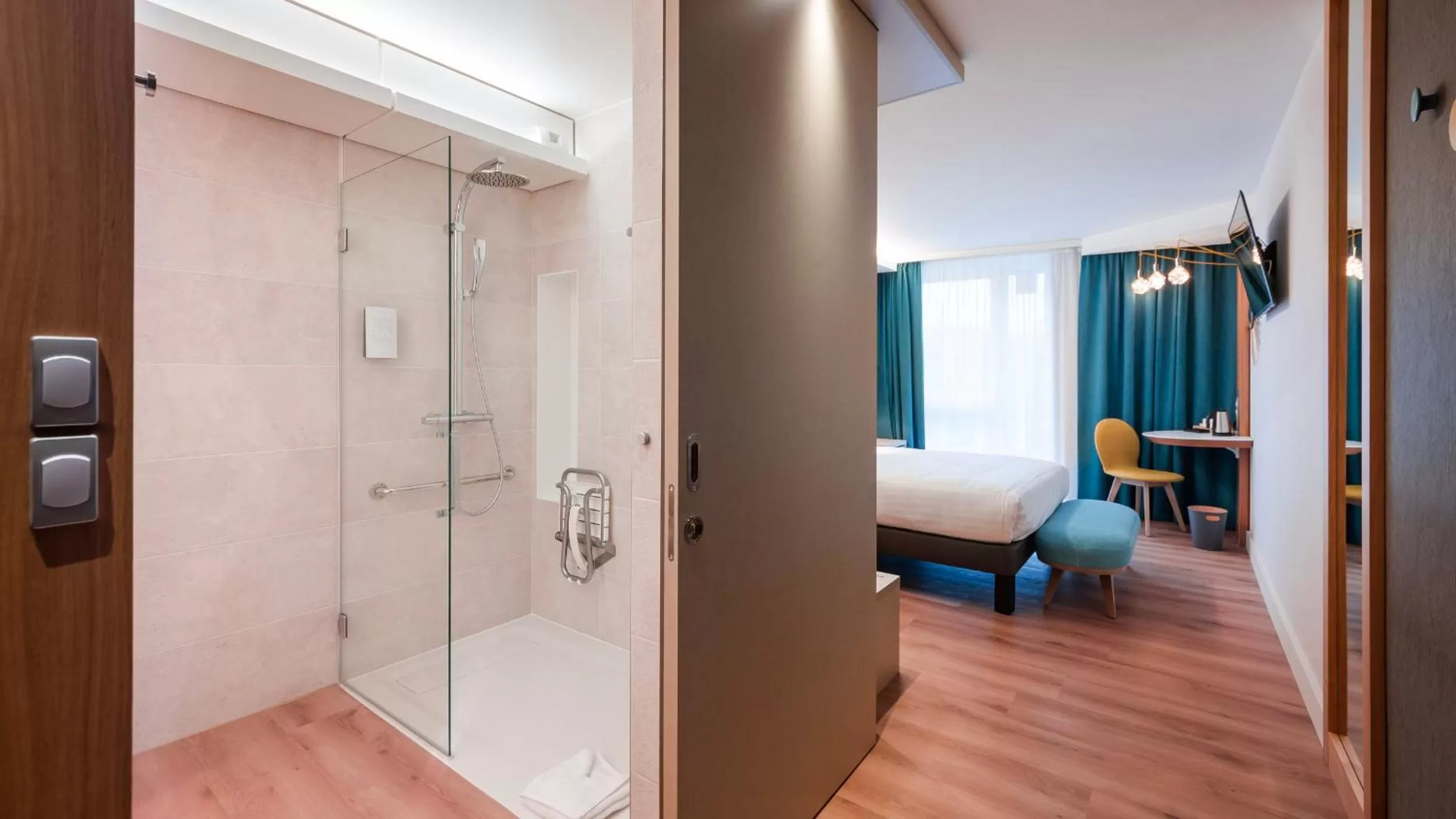 Bathroom, Bed in voco Strasbourg Centre - The Garden by IHG