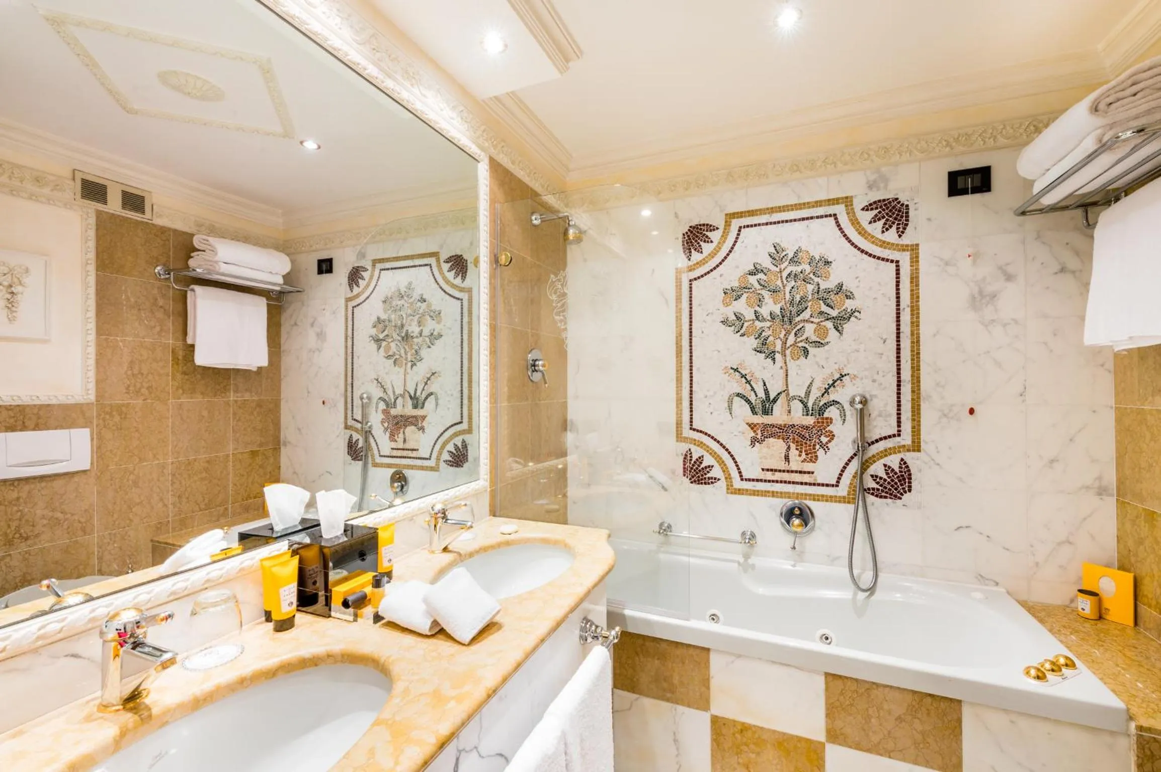 Bathroom in Villa e Palazzo Aminta - A Leading Hotel of The World