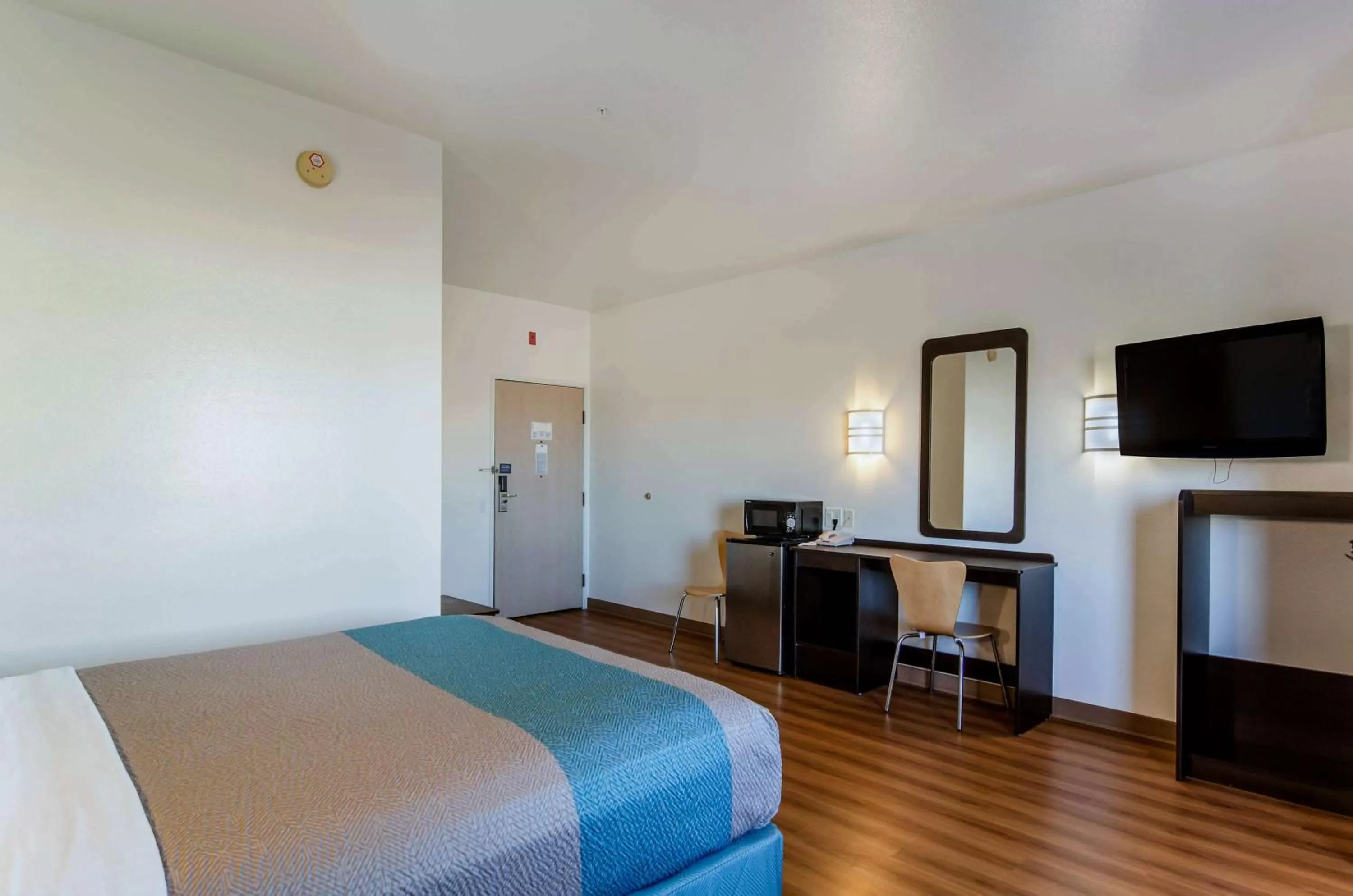 Bedroom, Bed in Motel 6-Wheatland, WY