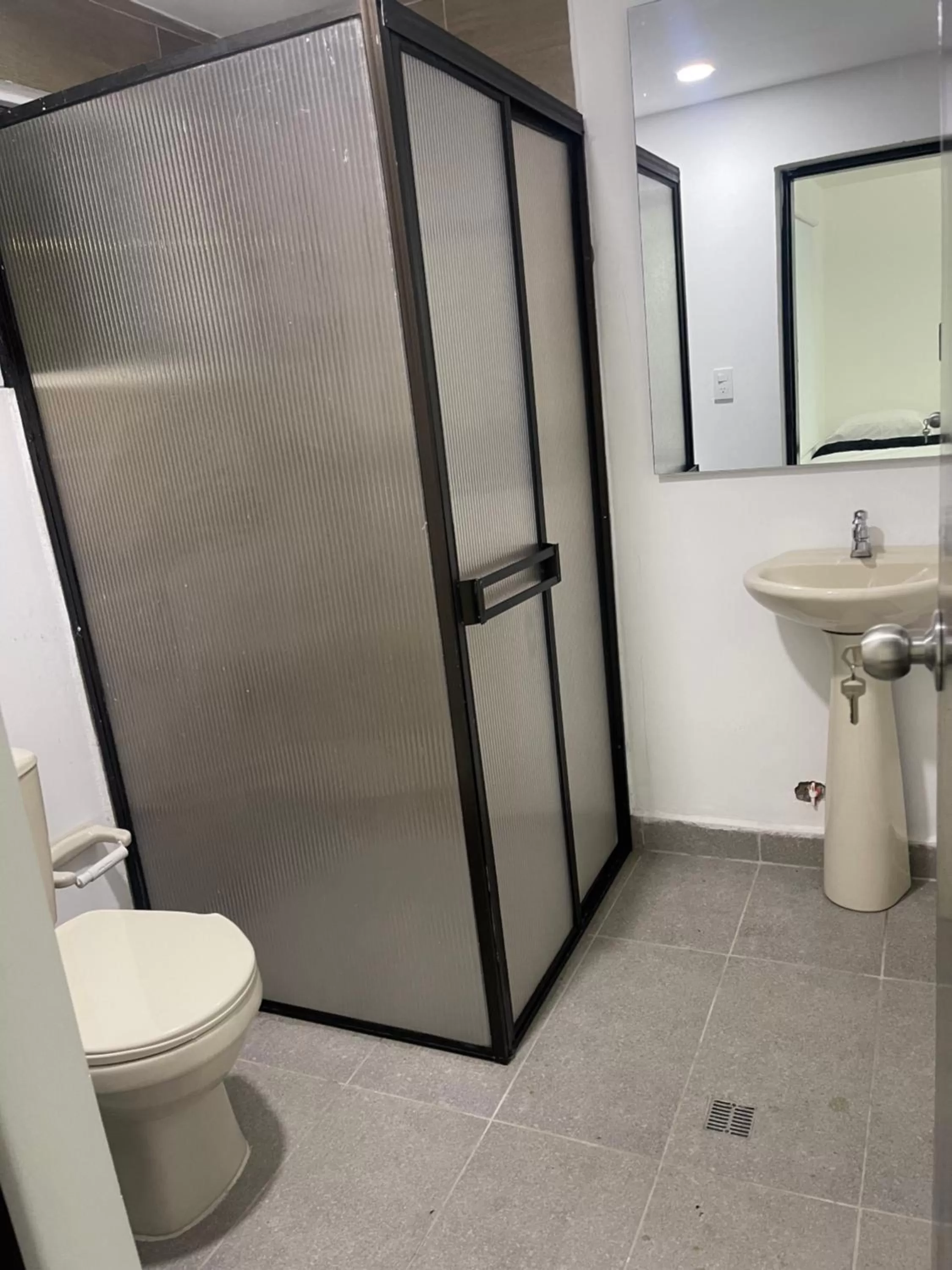 Shower, Bathroom in Hotel De León Estadio