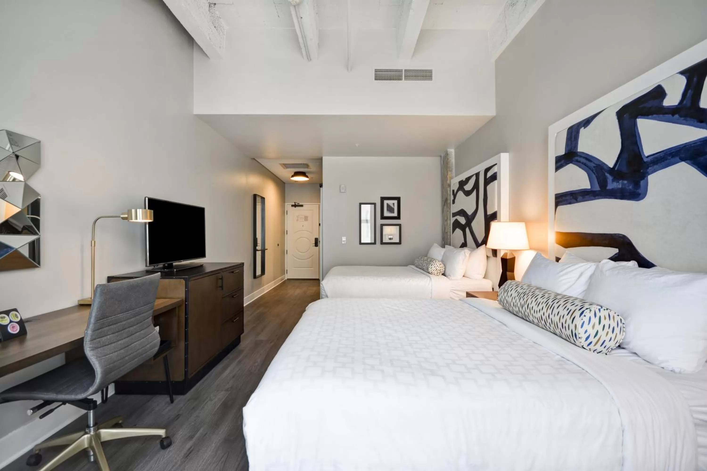 Photo of the whole room, Bed in Hotel Indigo Kansas City - The Crossroads by IHG