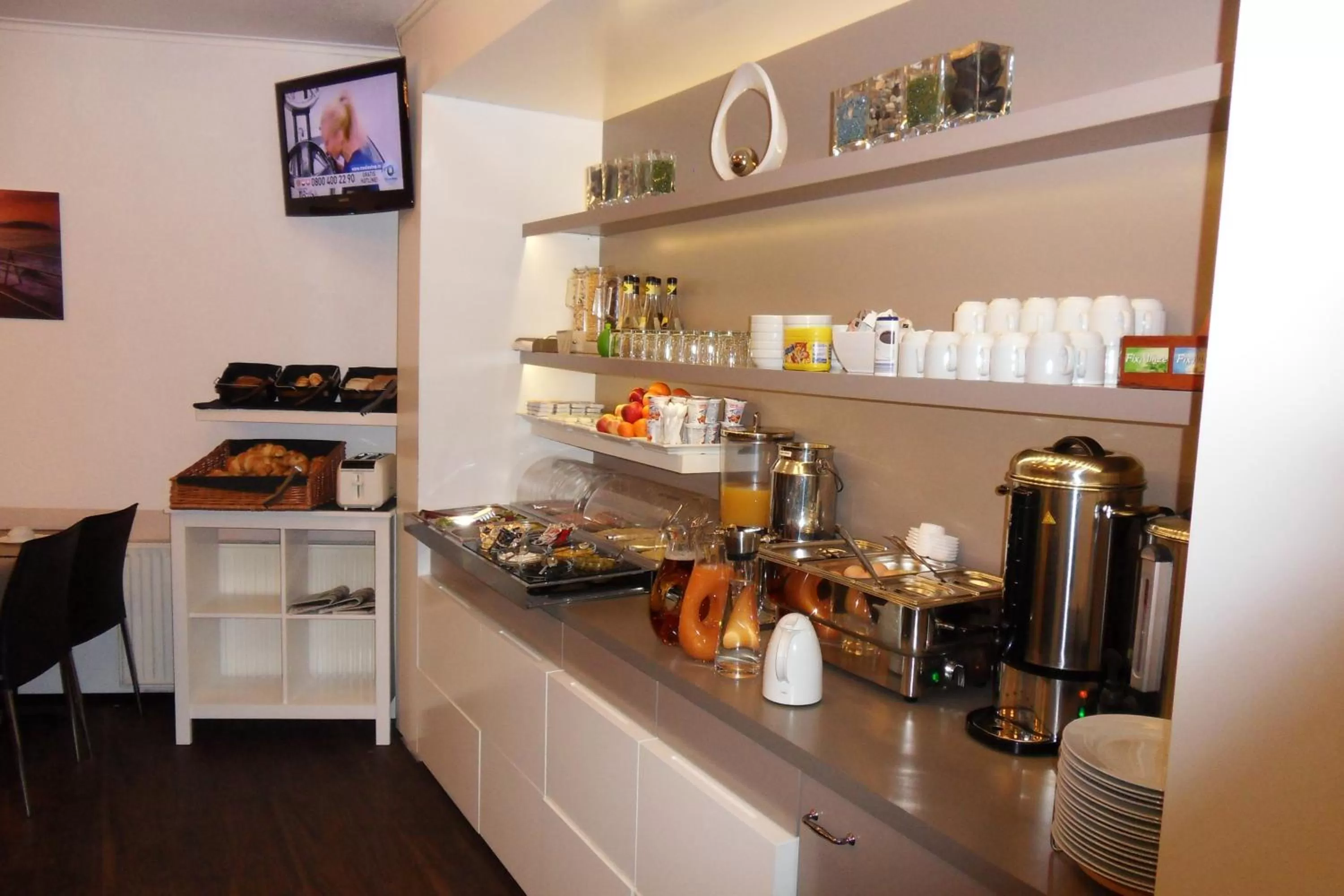 Restaurant/places to eat in Carlton Hotel