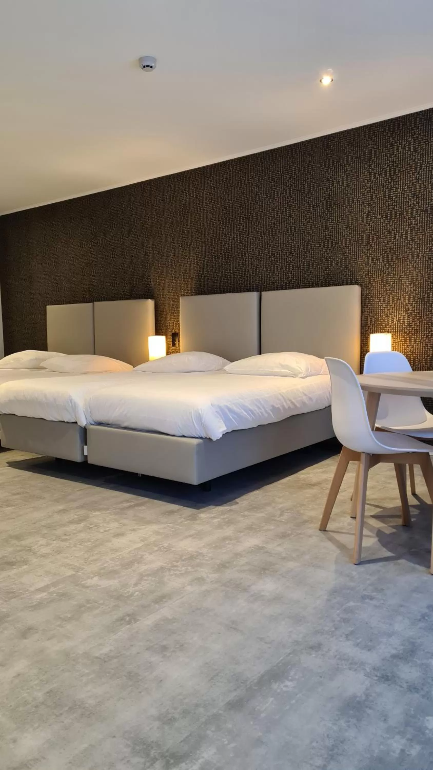 Bed in La Reine Hôtel & Restaurant