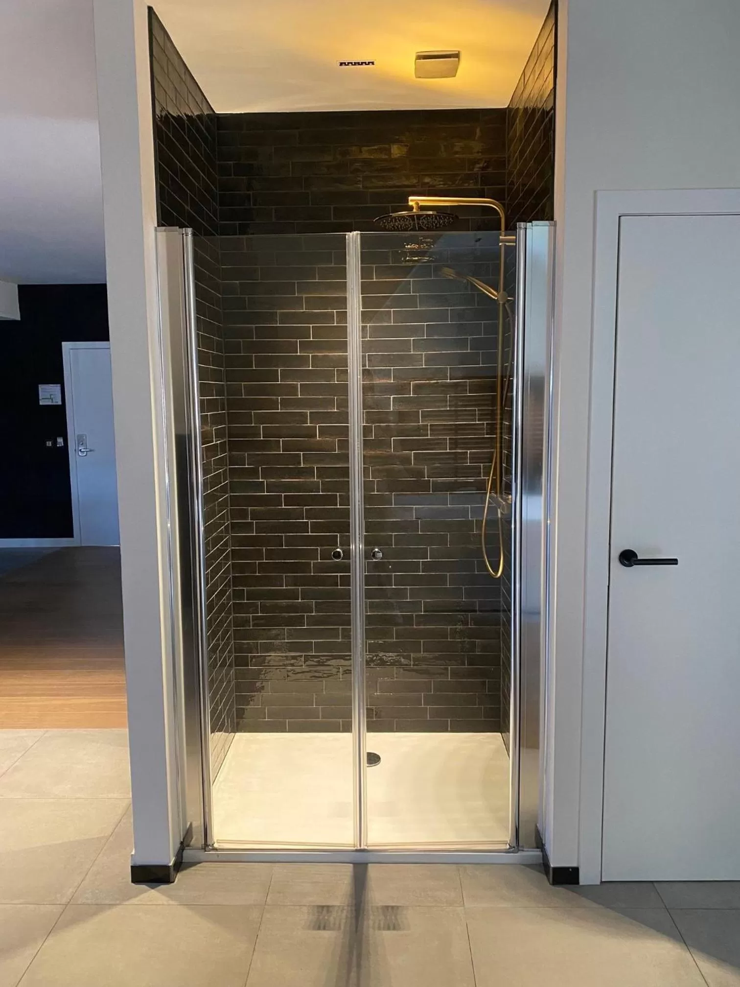 Shower in Hotel de Boskar Houthalen