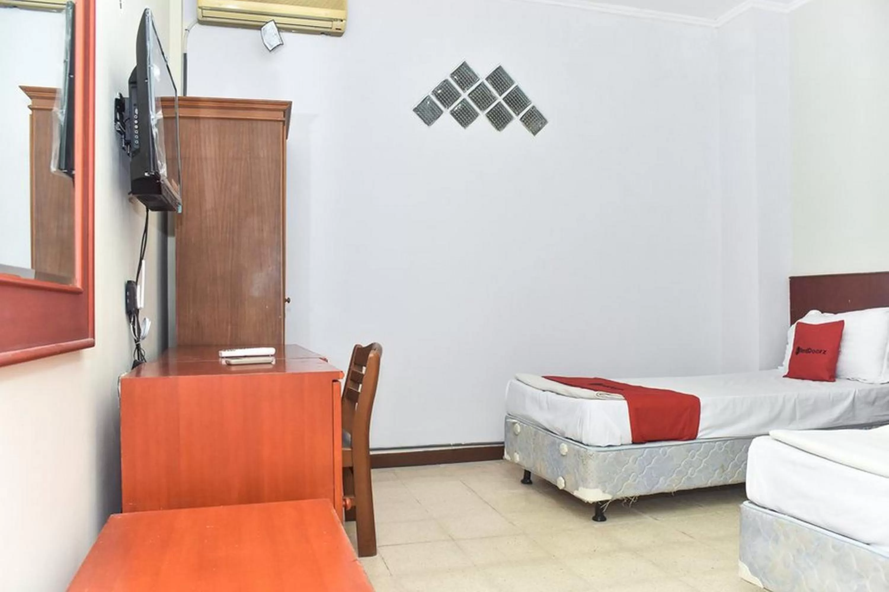 Bedroom in RedDoorz near Kampung Warna Warni