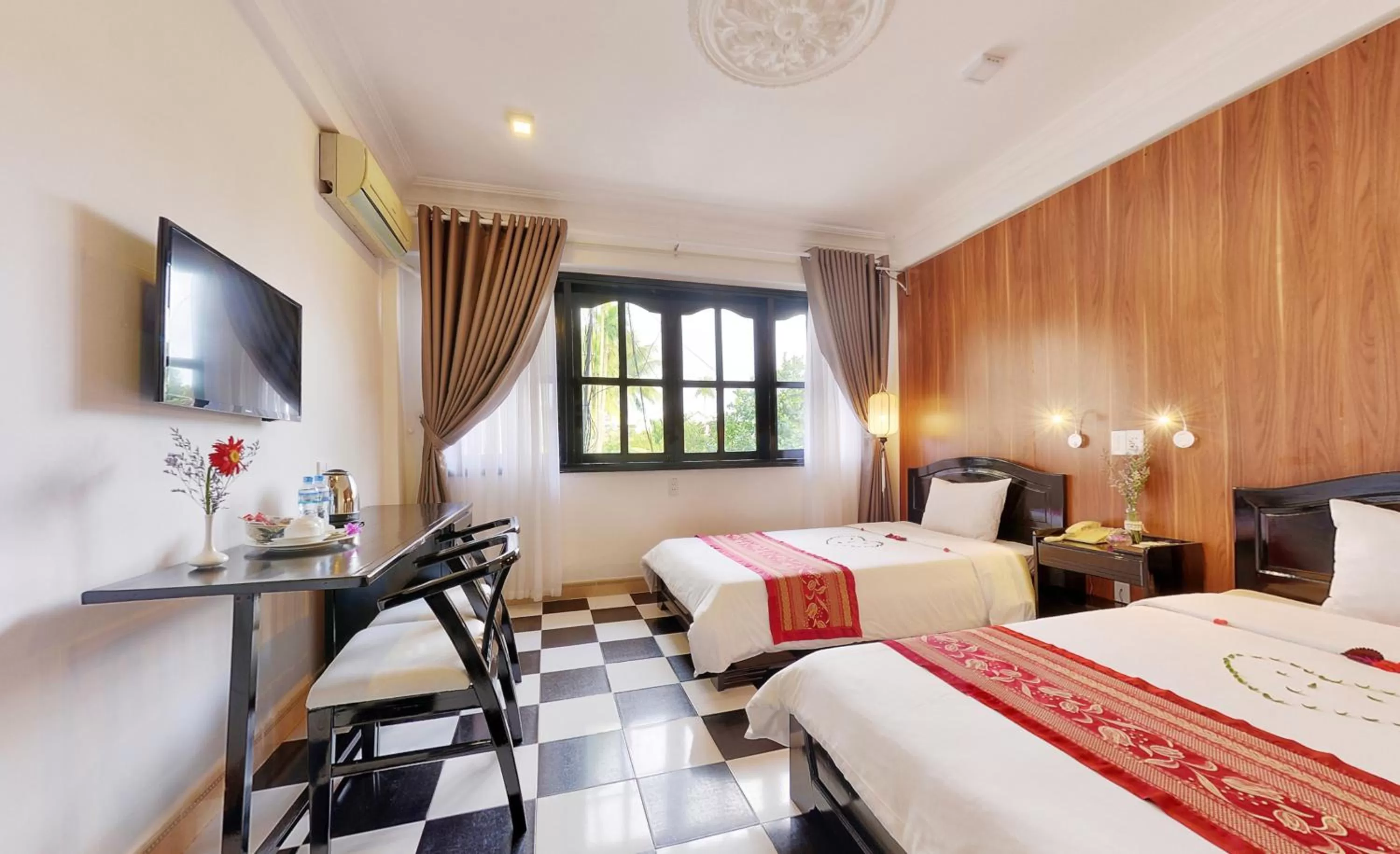 Photo of the whole room, Bed in Hai Yen Hotel