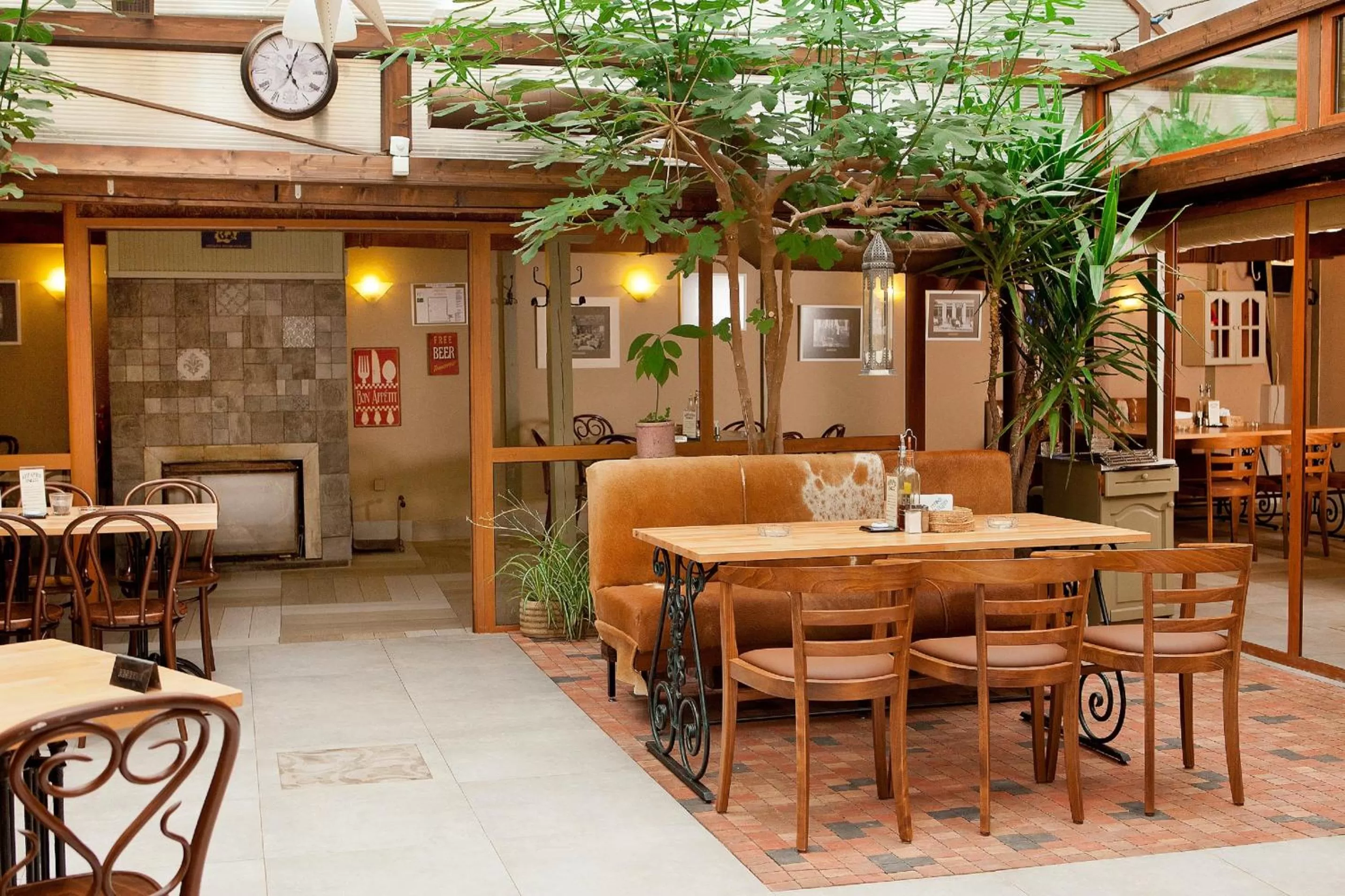 Restaurant/places to eat in Hotel Niky