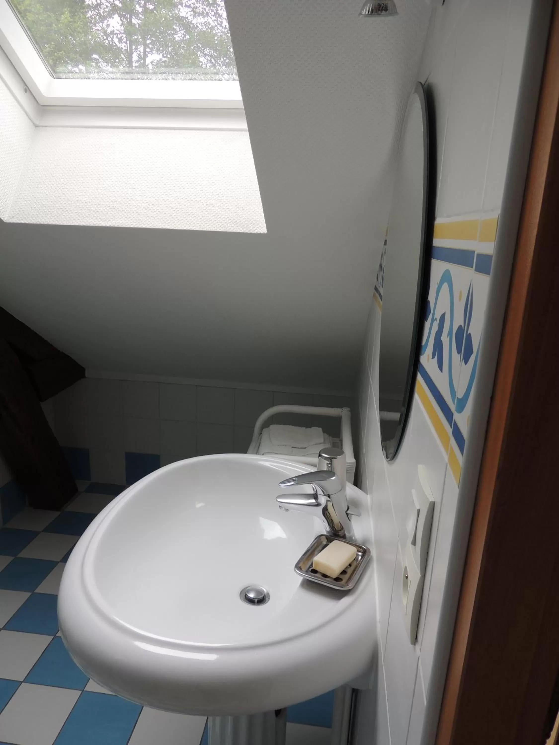 Double Room with Private Bathroom in Chambre d'hôtes de Charleval