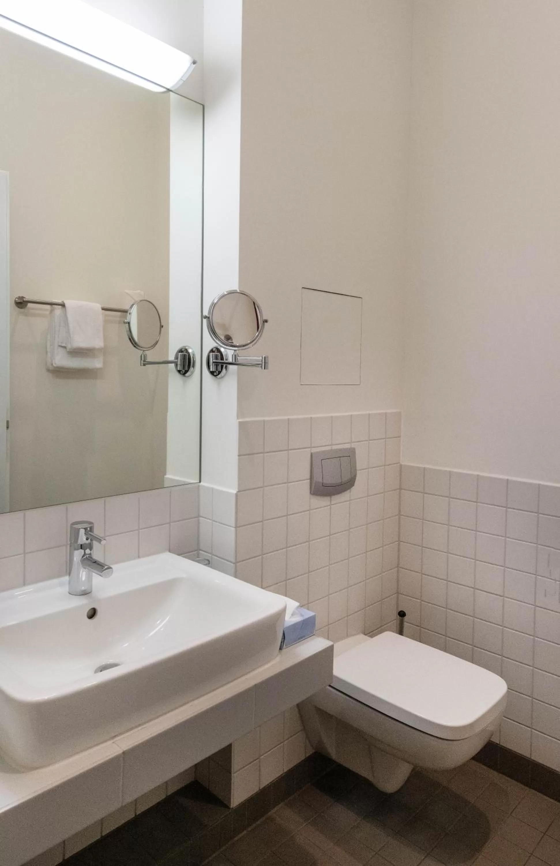 Toilet, Bathroom in Hotel am Großen Waisenhaus