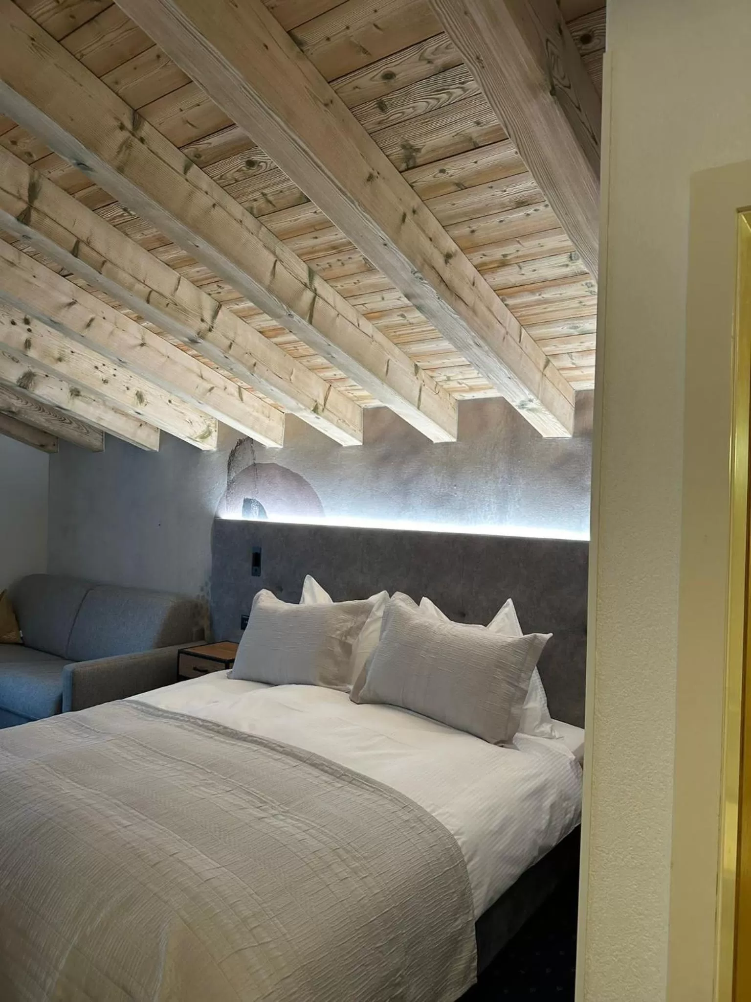 Photo of the whole room, Bed in Hotel Bünda Davos