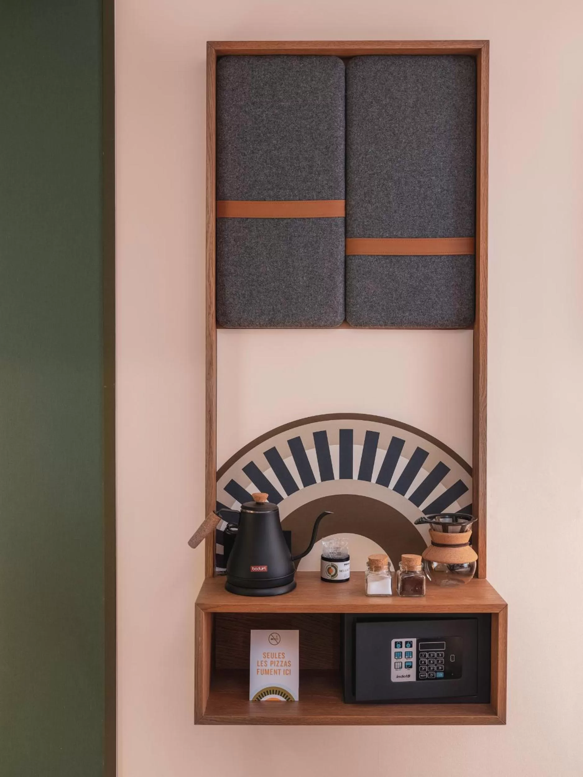 Coffee/tea facilities in La Belle Ville