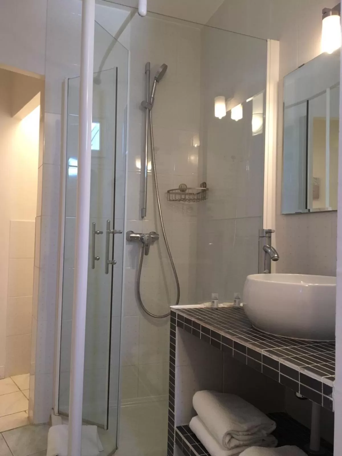 Shower in Hôtel Restaurant L'Atelier des Cousins