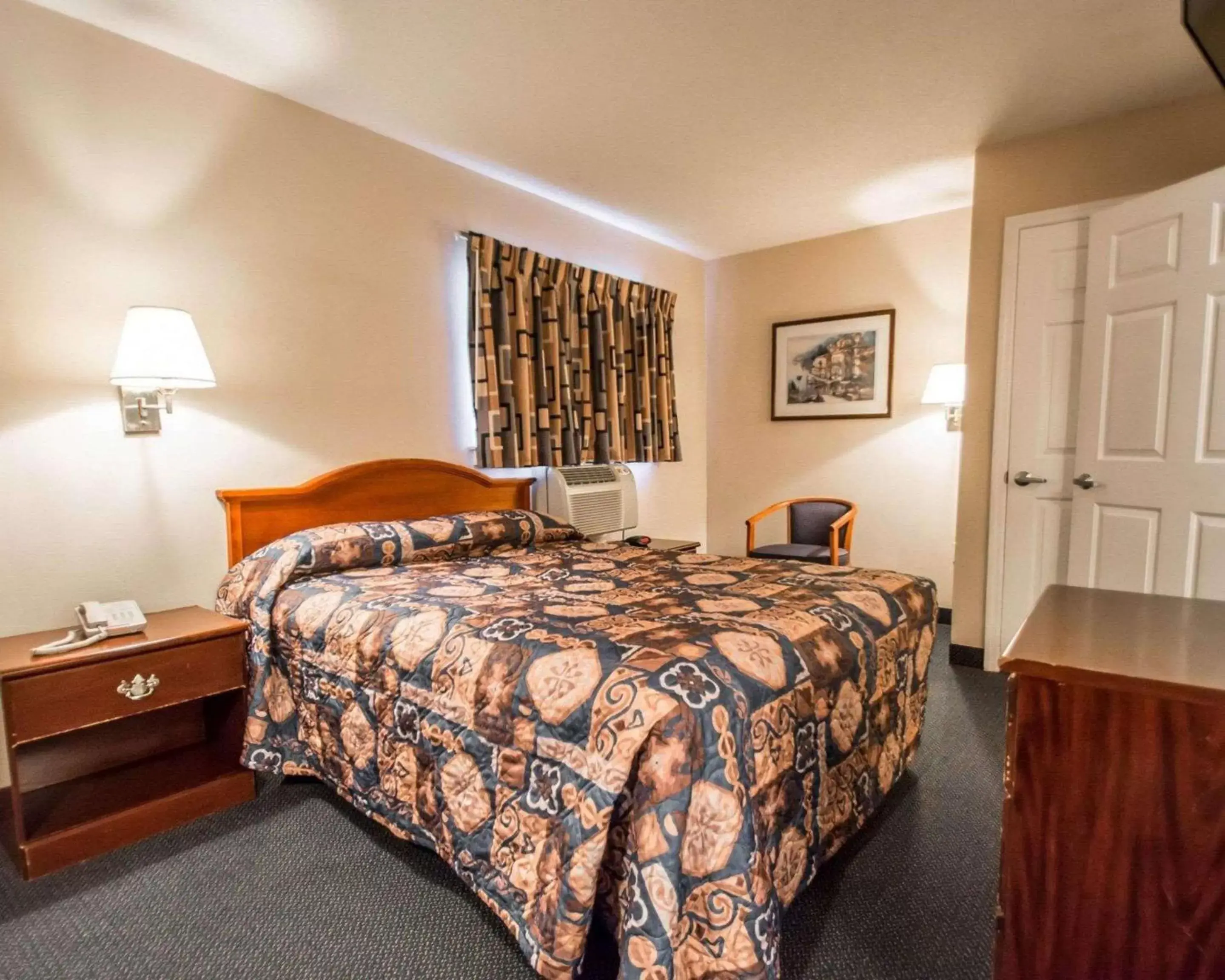 Efficiency Queen Room with Roll-In Shower - Accessible/Non-Smoking in Suburban Studios Airport Efficiency Queen Room with Roll-In Shower - Accessible/Non-Smoking in Suburban Studios Airport