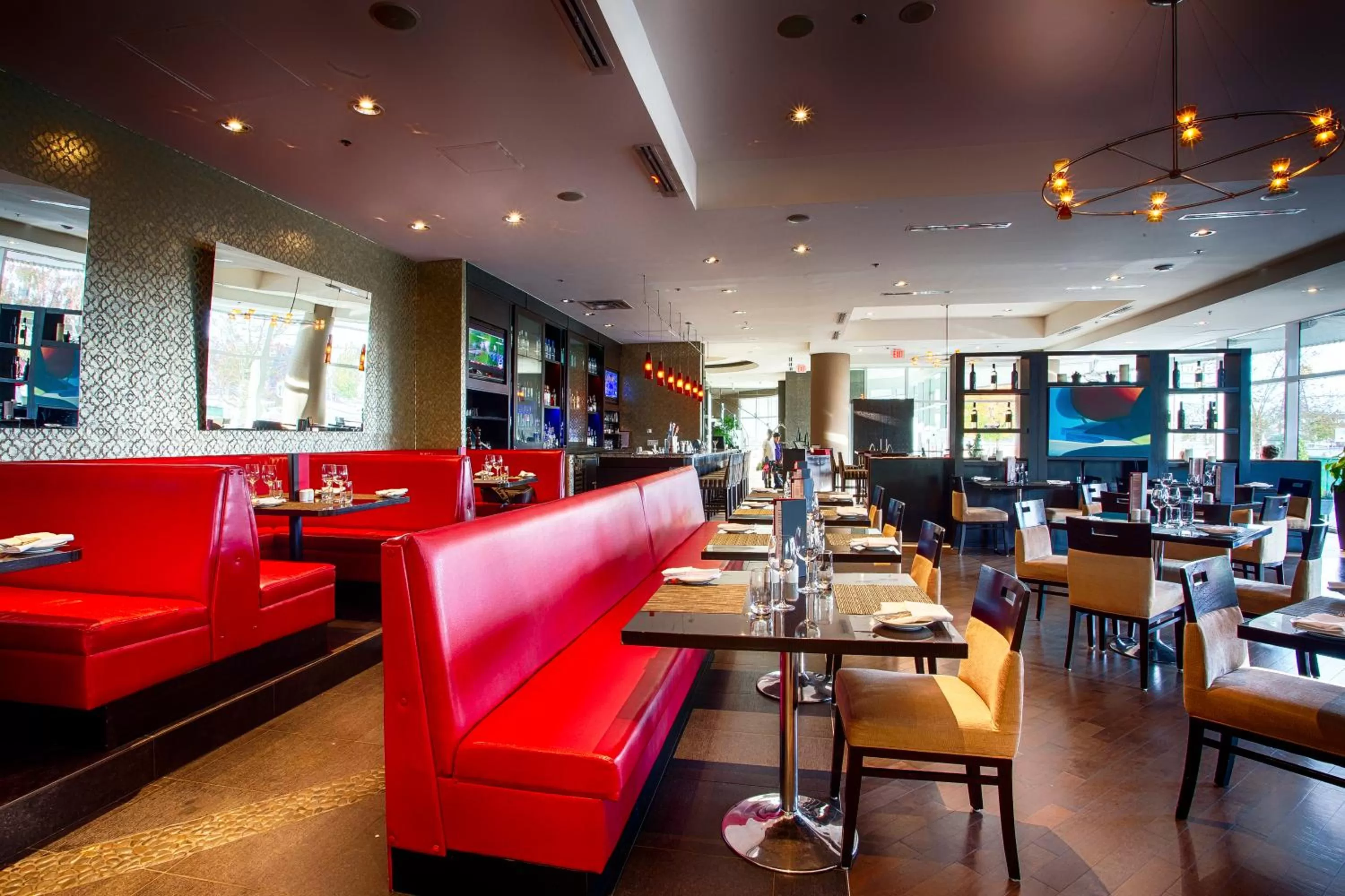 Restaurant/places to eat in Pinnacle Hotel at the Pier