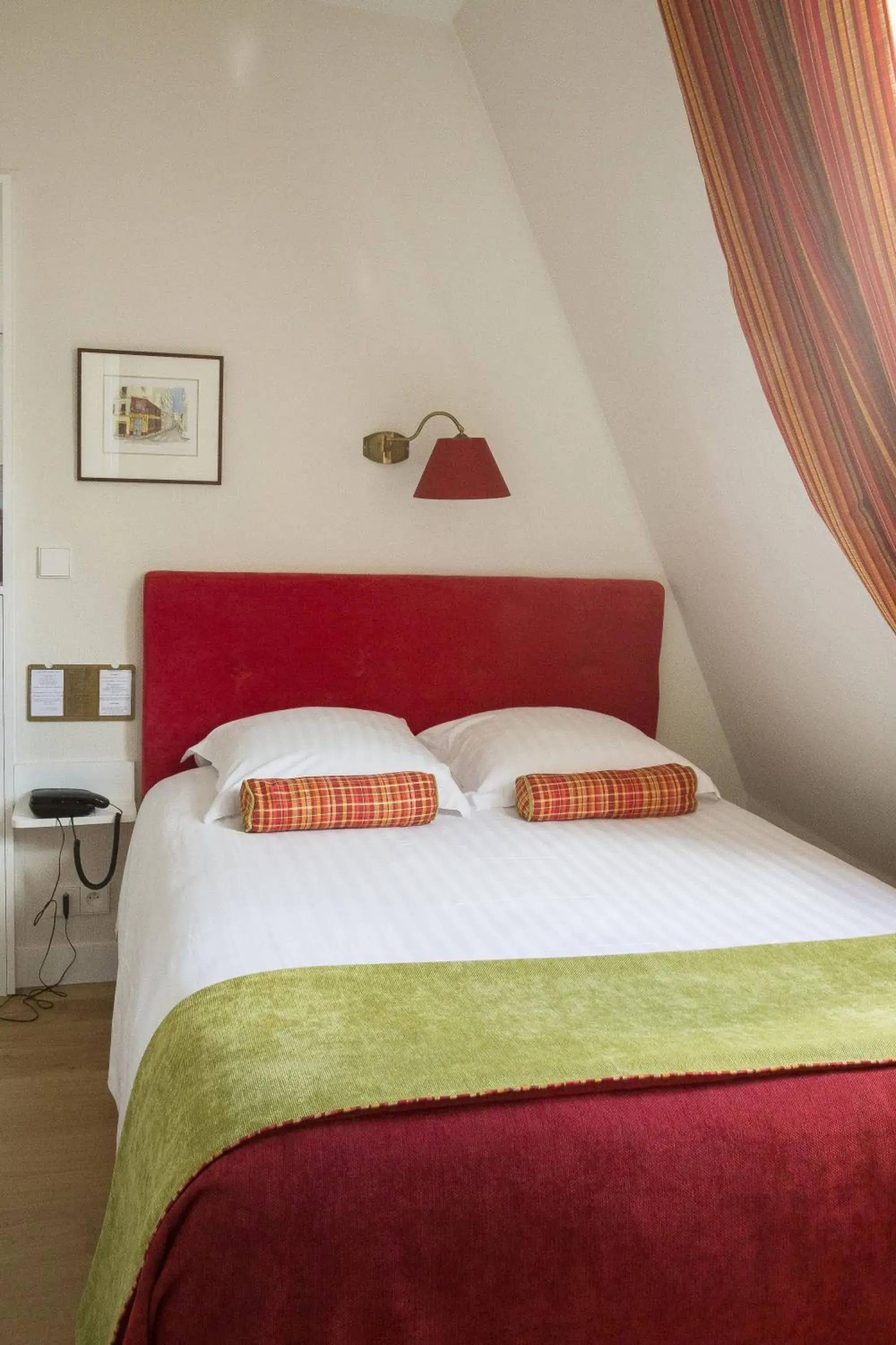 Single Room in New Orient Hotel Single Room in New Orient Hotel