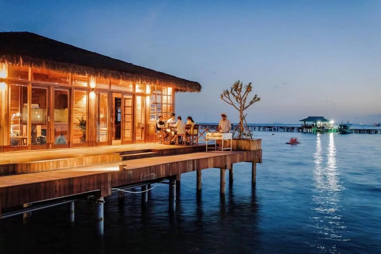 Night in Rocks Beach Boutique