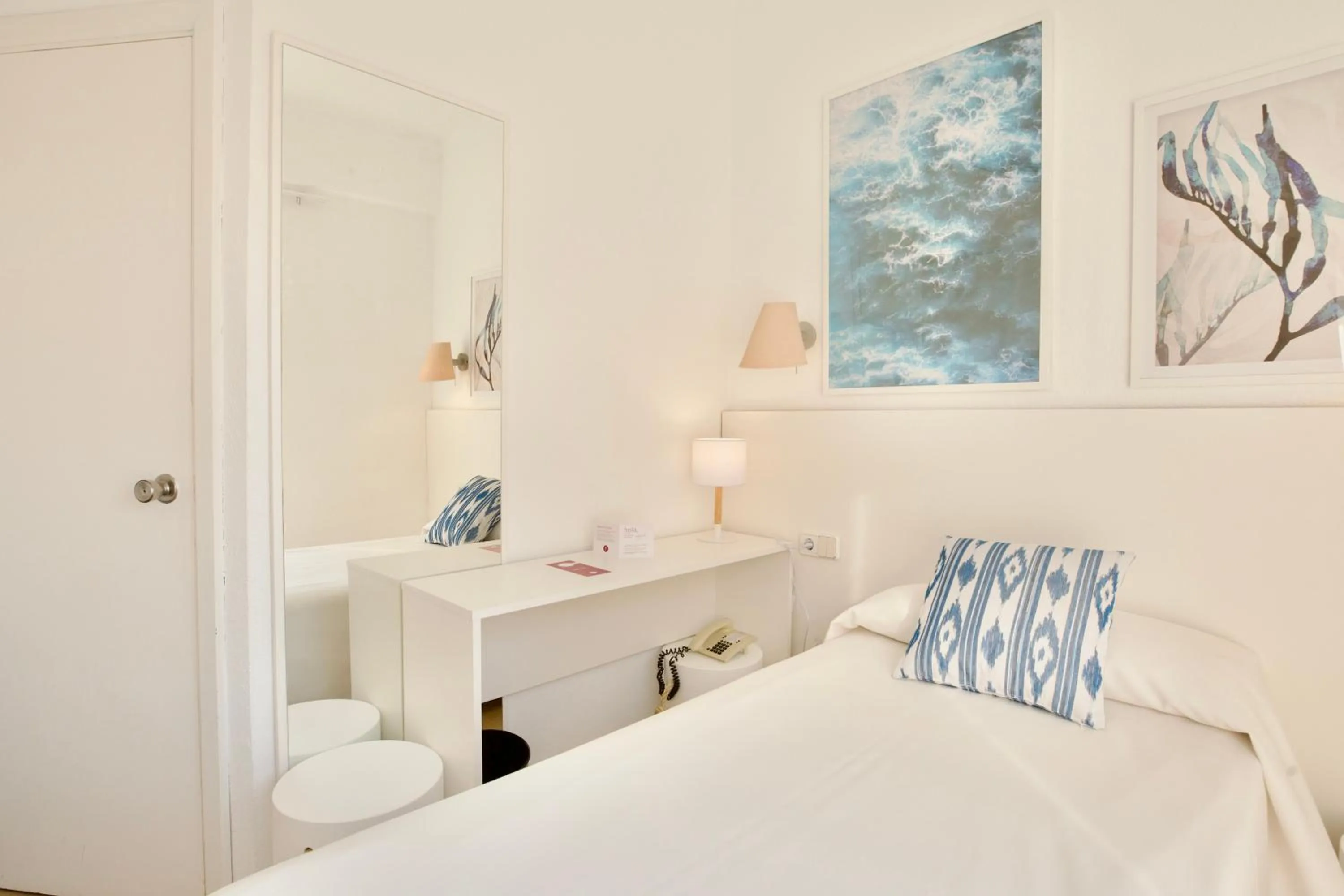 Photo of the whole room, Bed in JS Horitzó