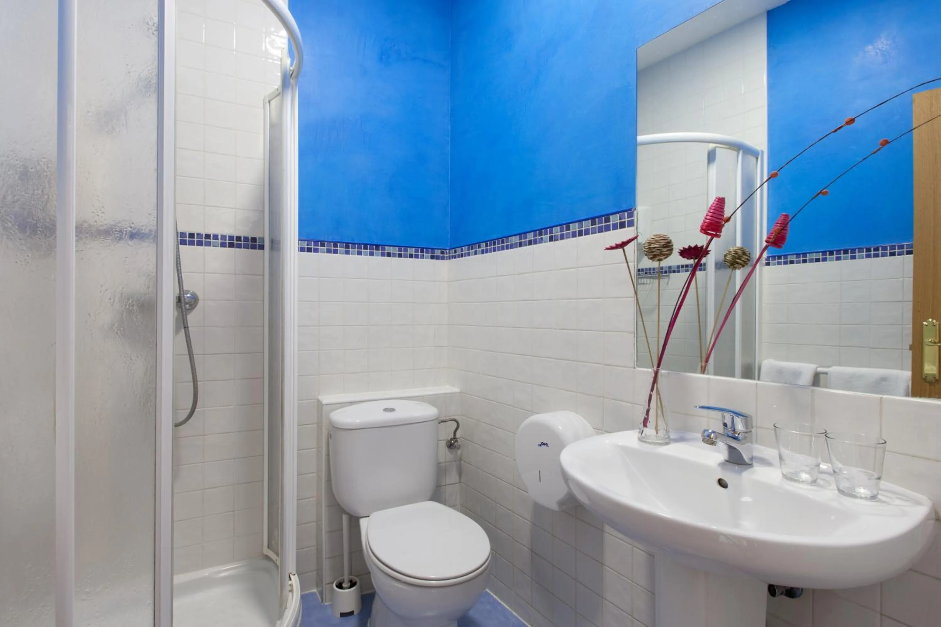 Bathroom in Hostal Montaloya