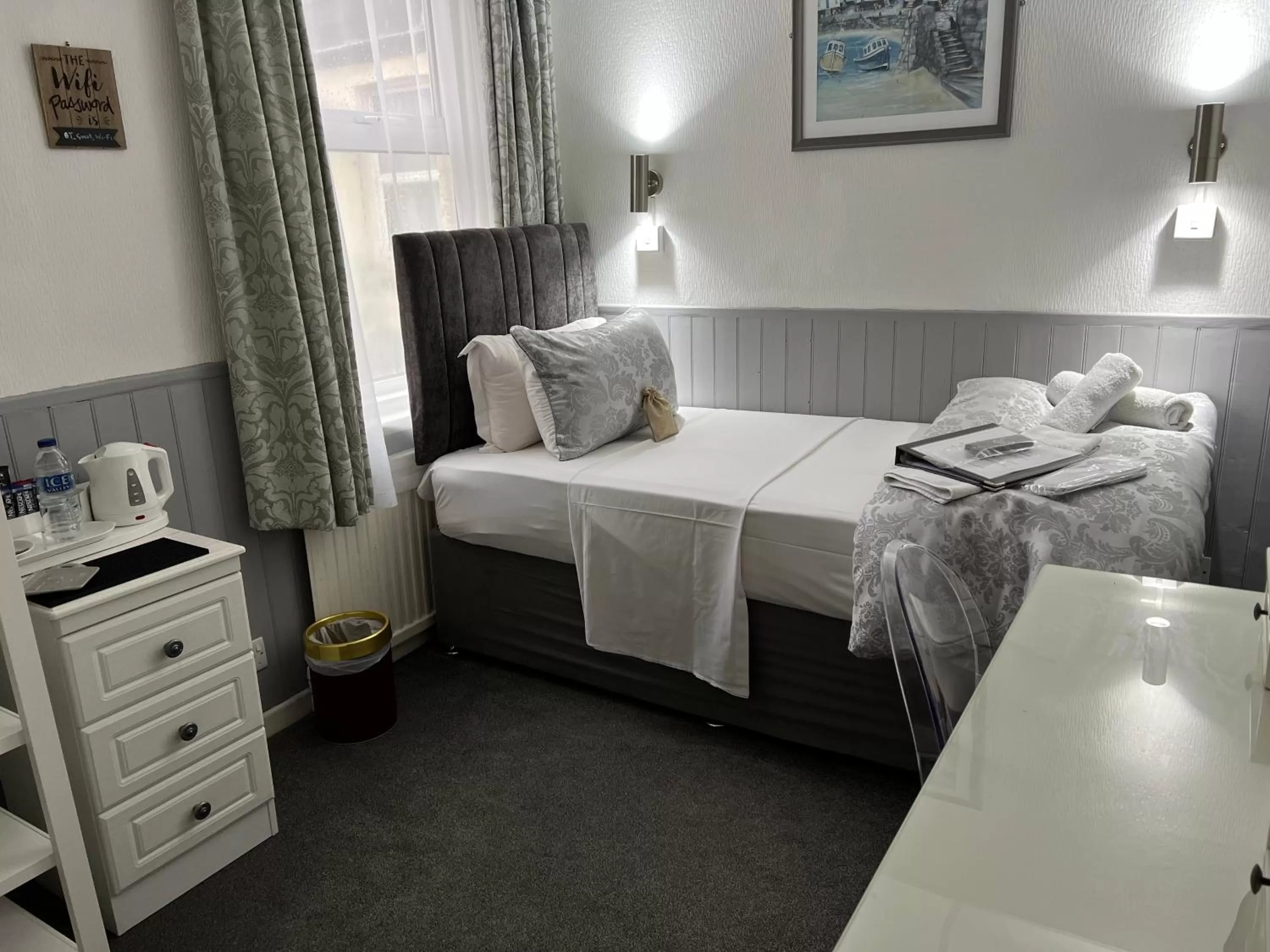 Photo of the whole room, Bed in Raffles Hotel