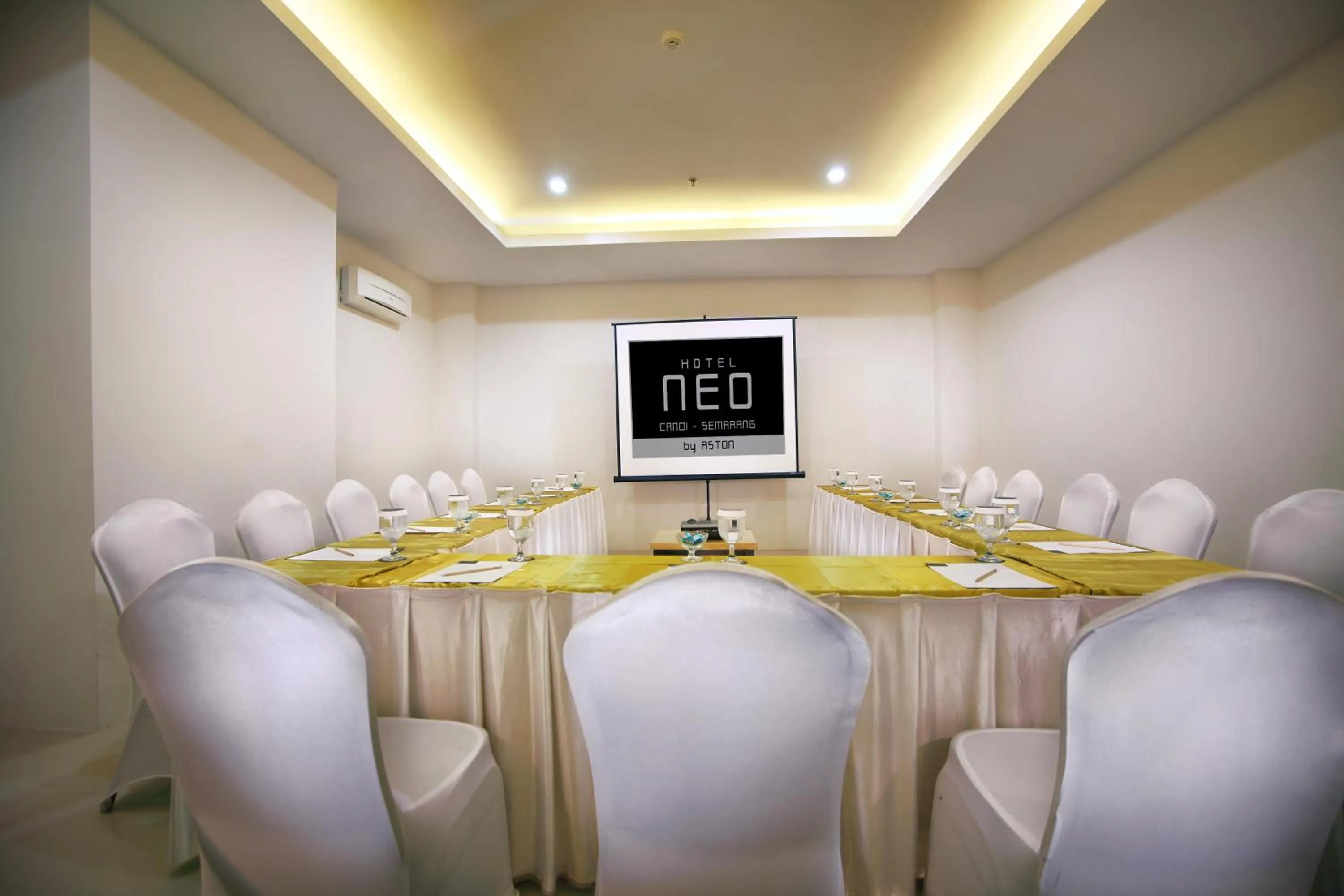 Business facilities in Hotel Neo Candi Simpang Lima - Semarang by ASTON