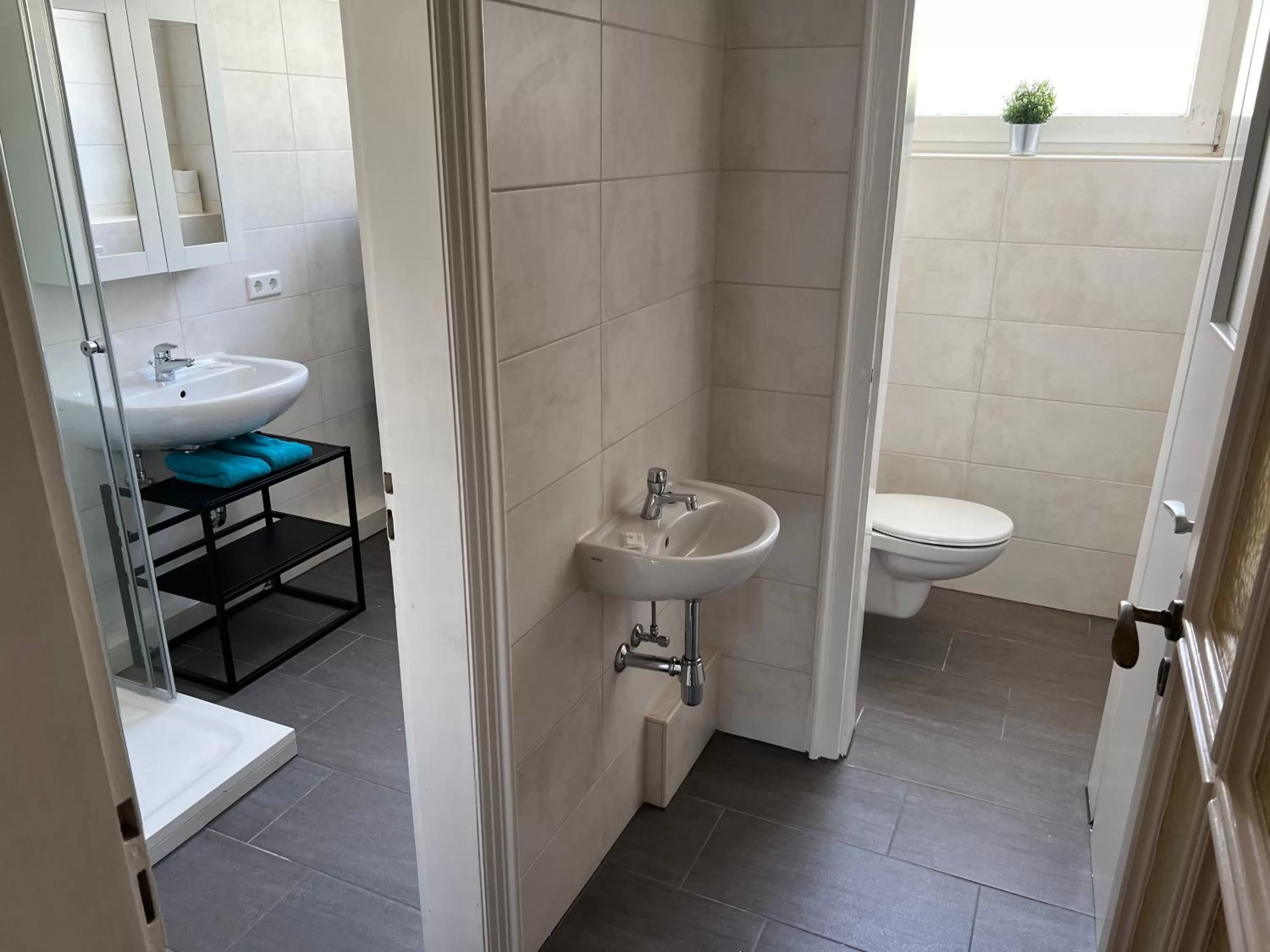 Toilet in Hotel & Apartment Am Theaterplatz