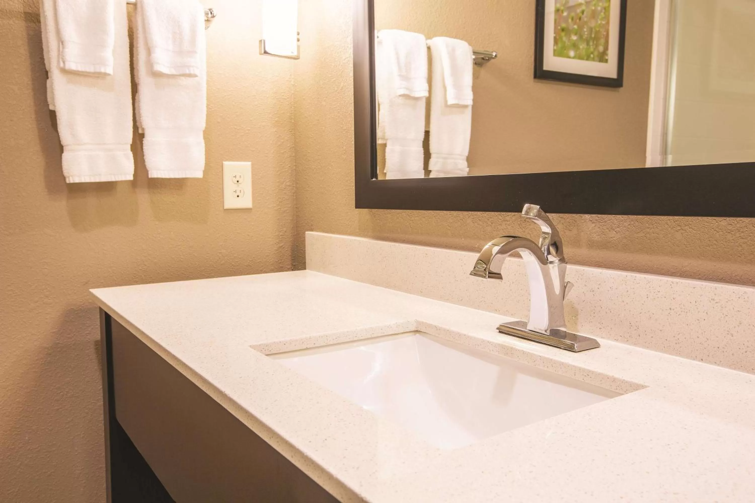 Bathroom in La Quinta by Wyndham Hattiesburg - I-59