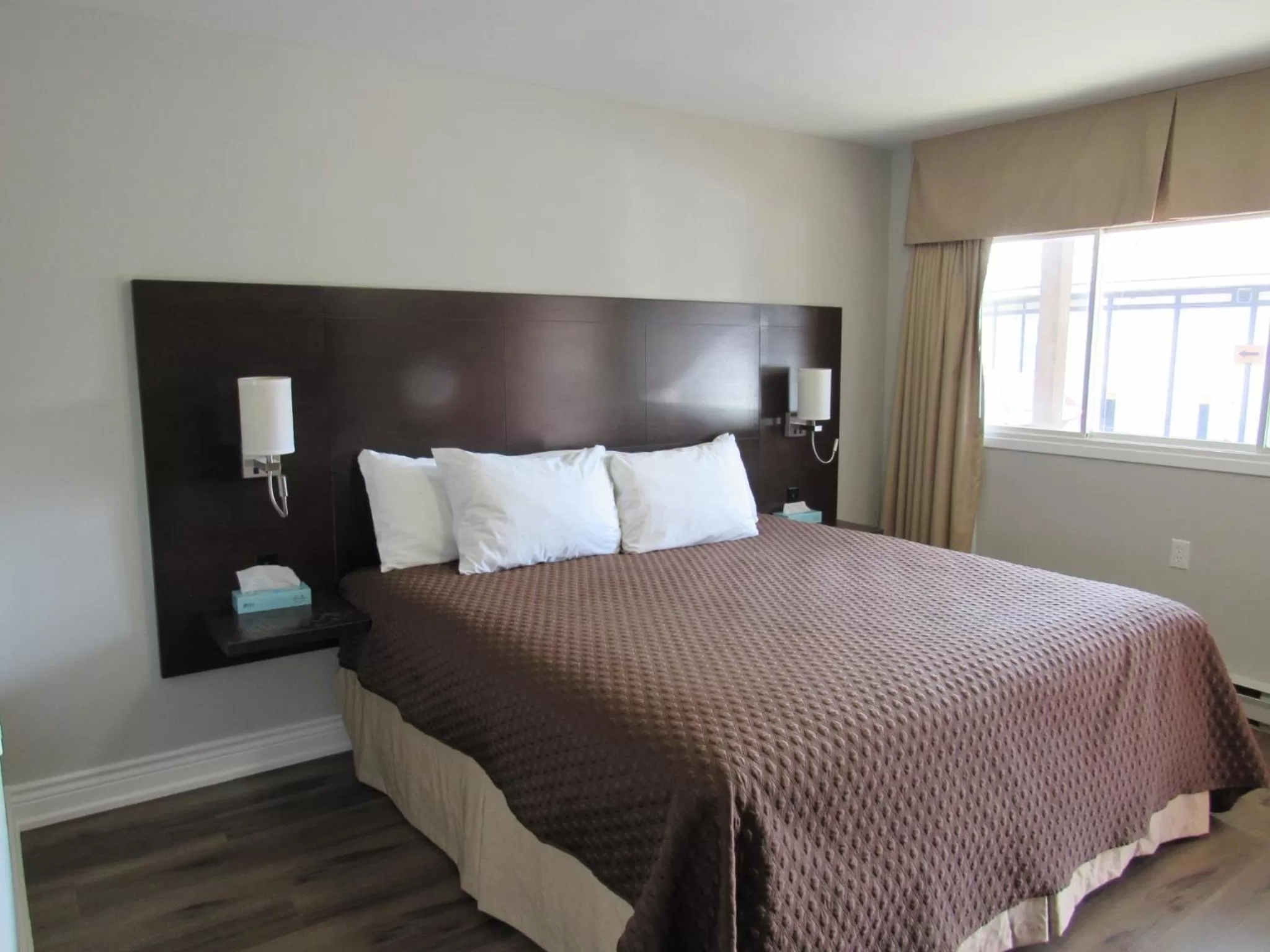 Bed in Cedar Lodge Motel