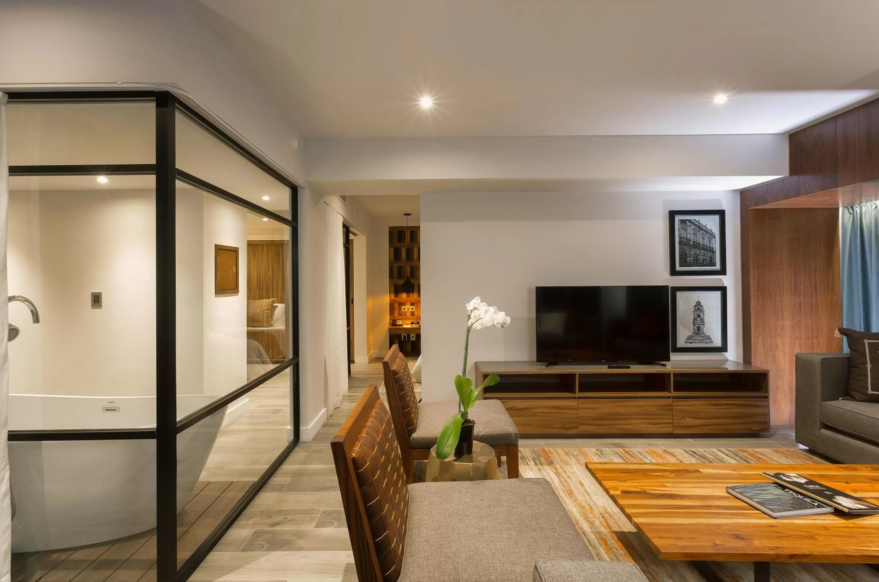 TV and multimedia in Hotel Indigo Guadalajara Expo by IHG