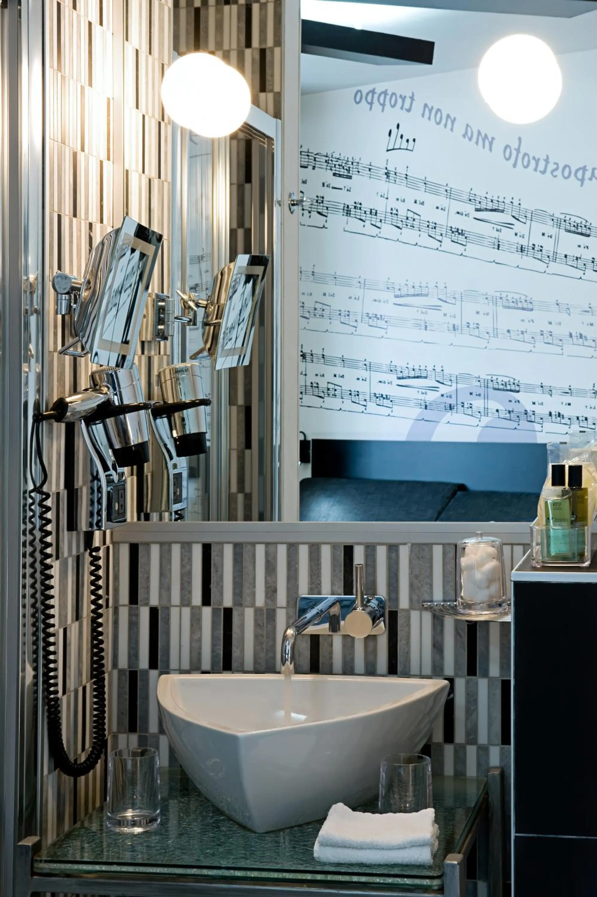 Bathroom in Apostrophe Hôtel