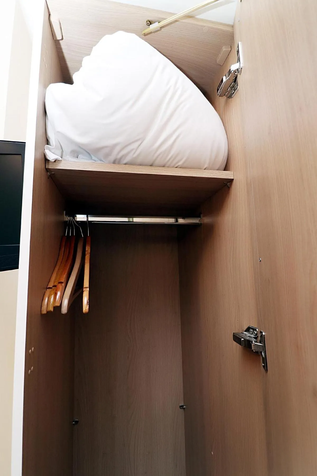 wardrobe, Bed in Kings Cross Hotel London