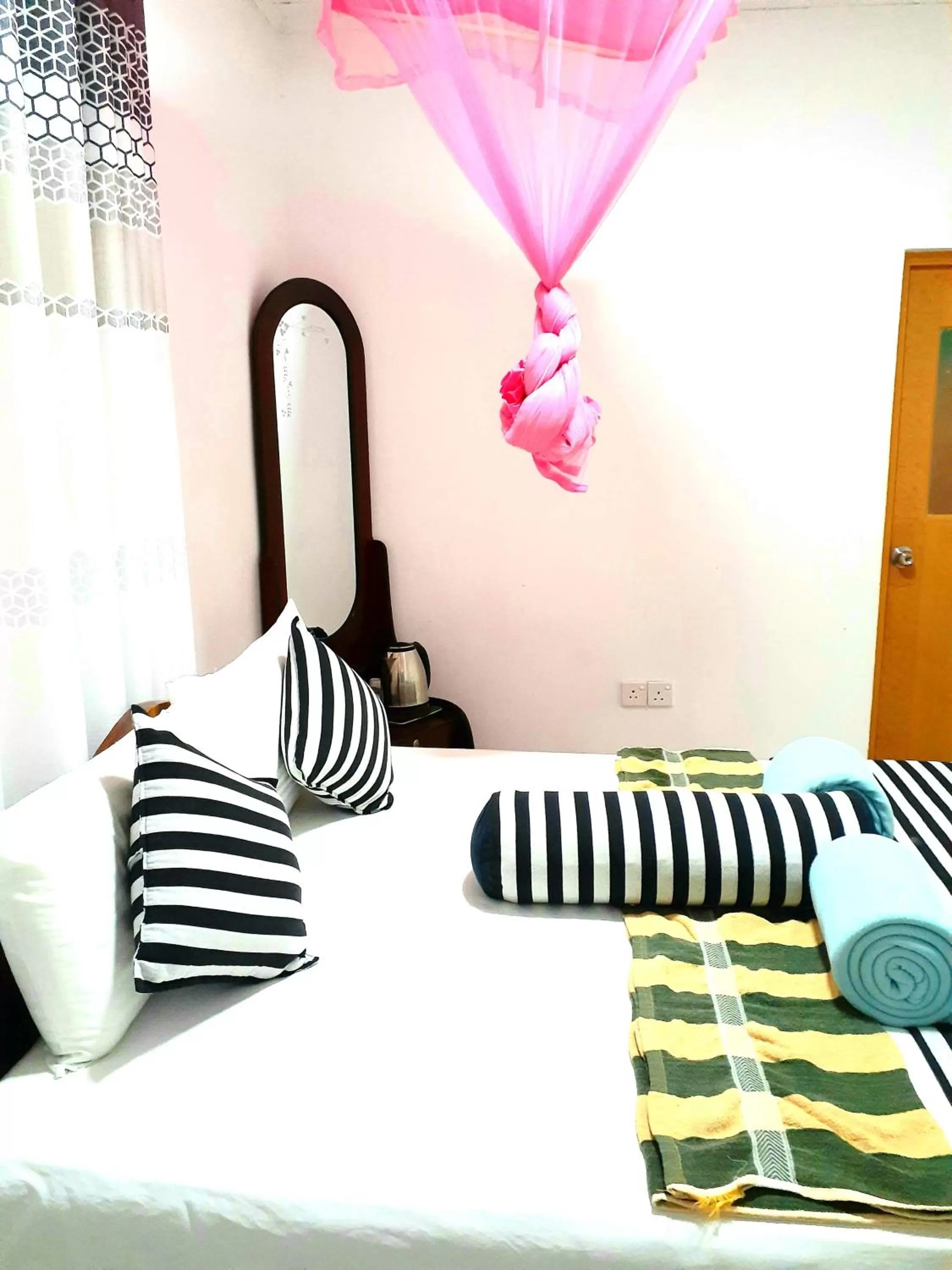 Bedroom, Bed in Green Lantern Inn