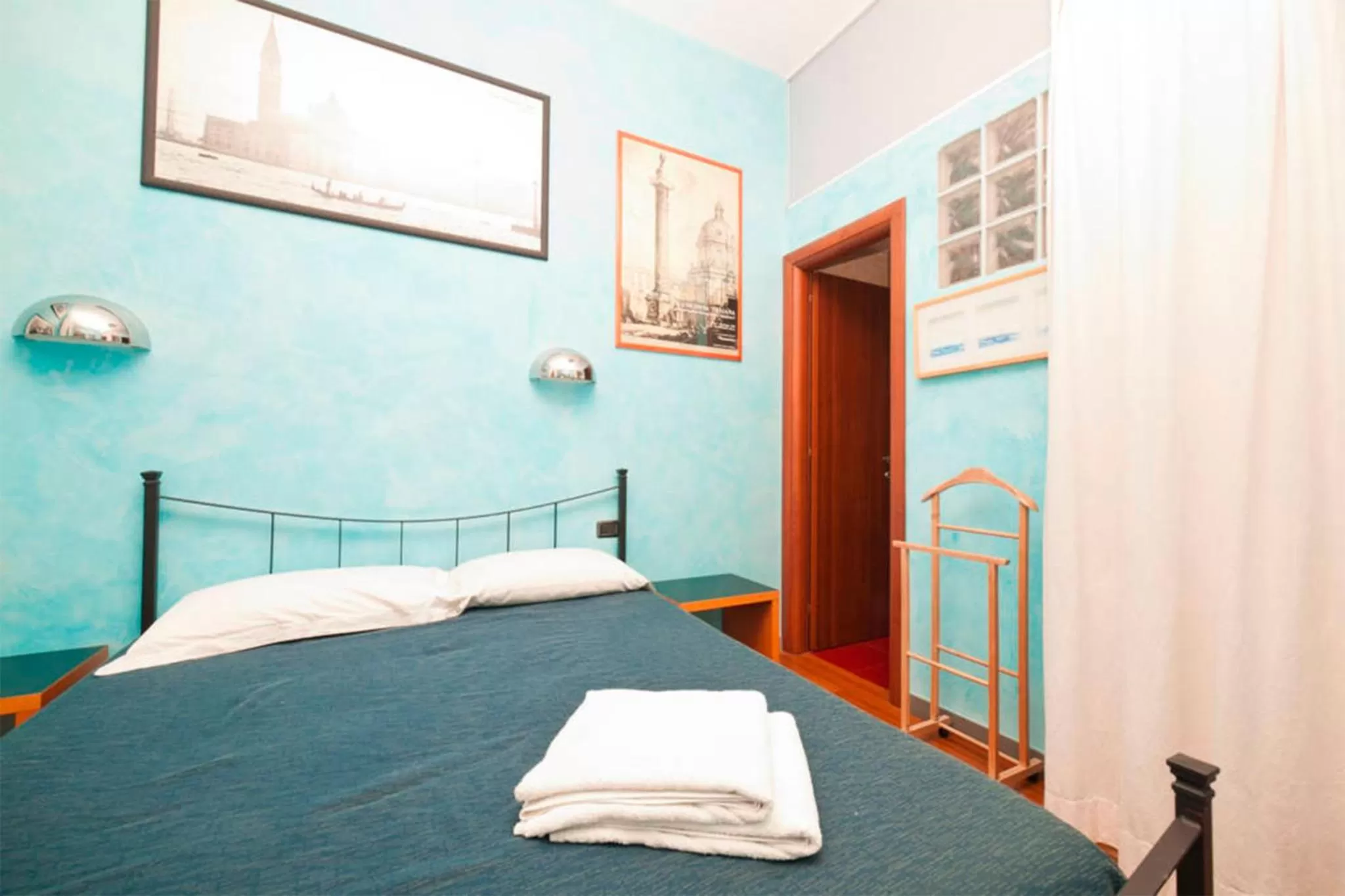 Photo of the whole room, Bed in DomusAmor Colosseo