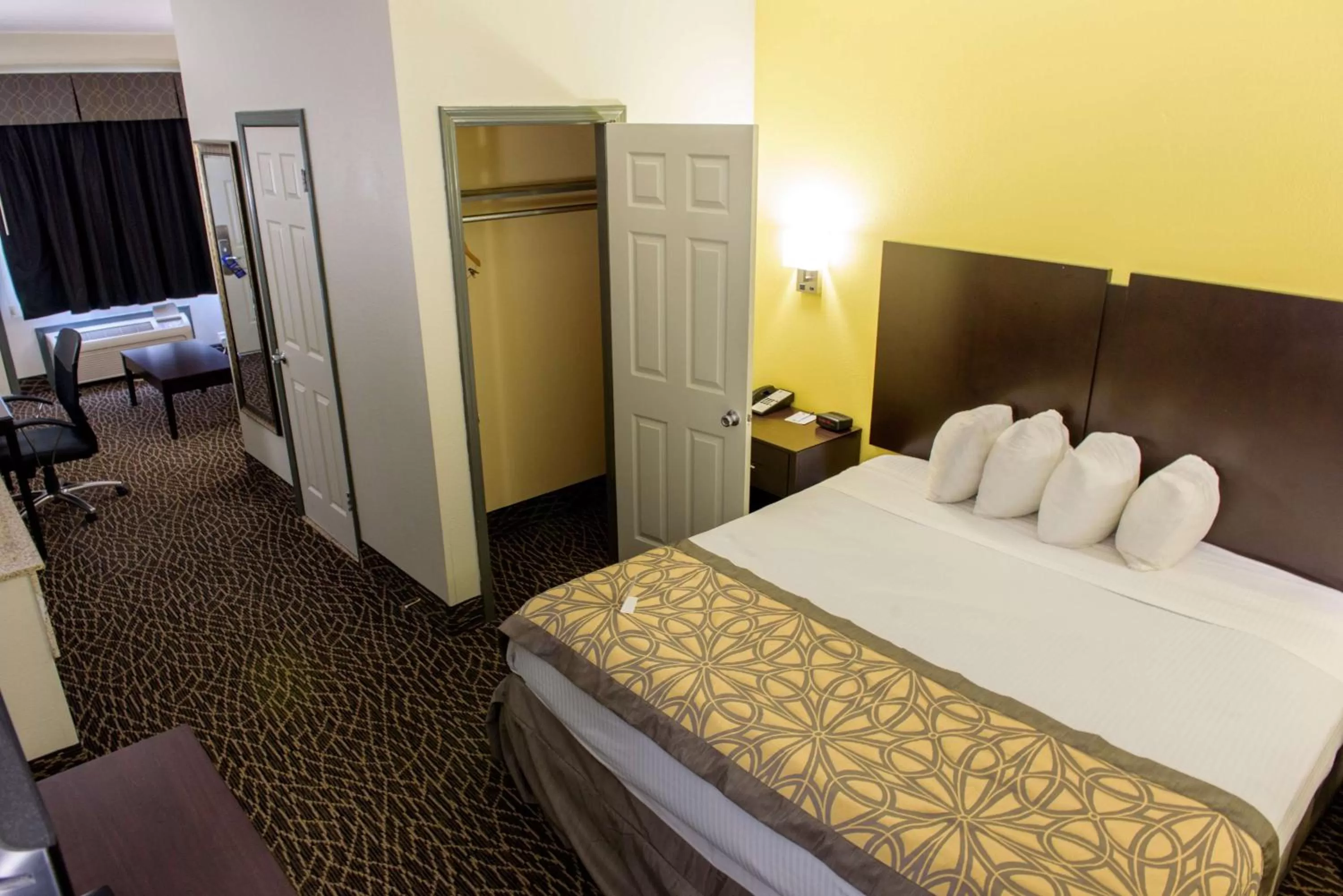 King Suite with Sofa Bed - Non Smoking in Best Western West Monroe Inn