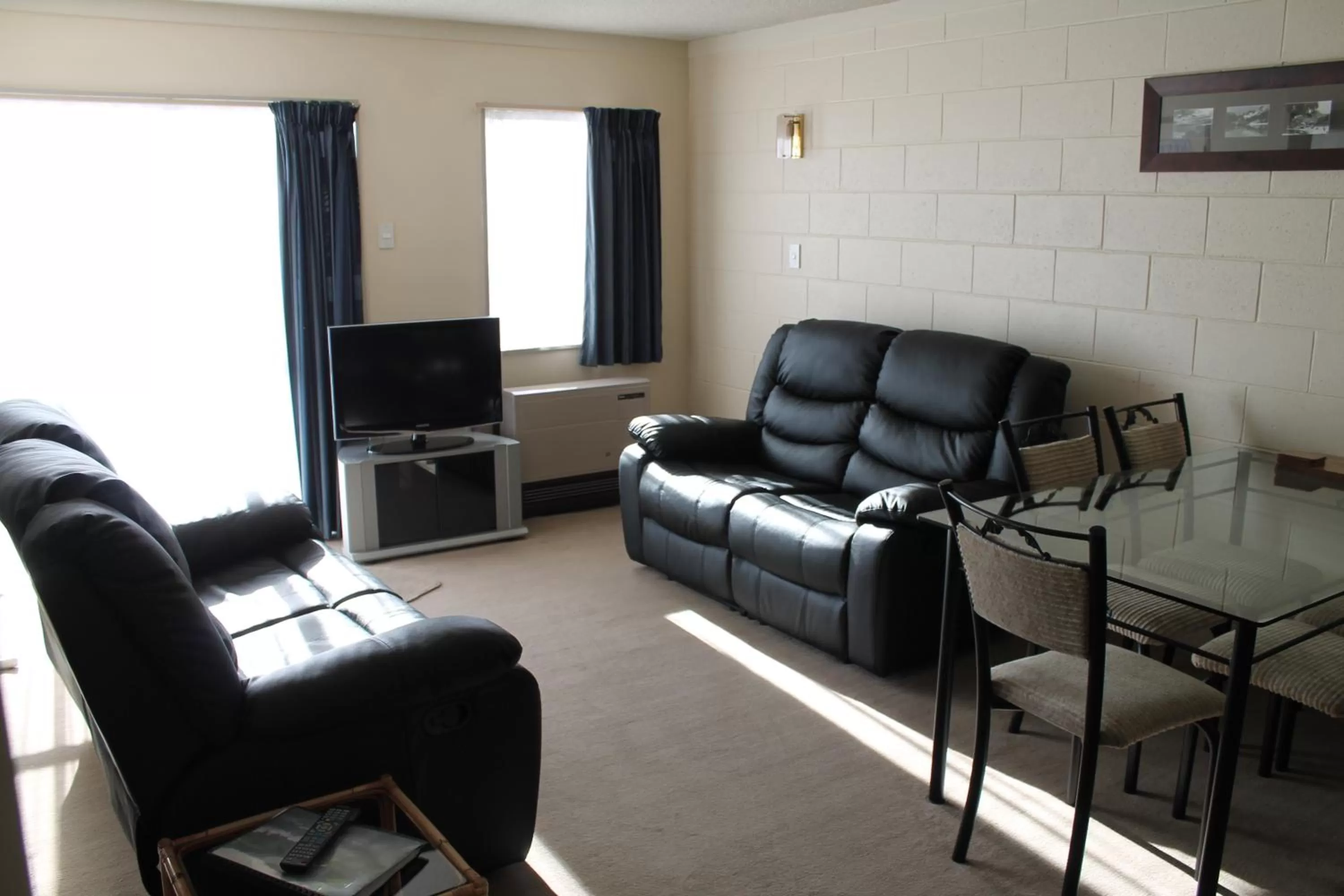 Living room in Riverview Motel