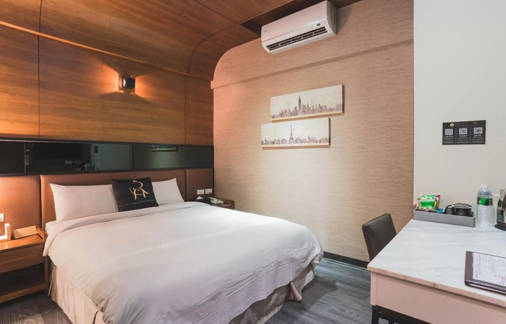 Photo of the whole room, Bed in Royal Rose Hotel Taipei Station