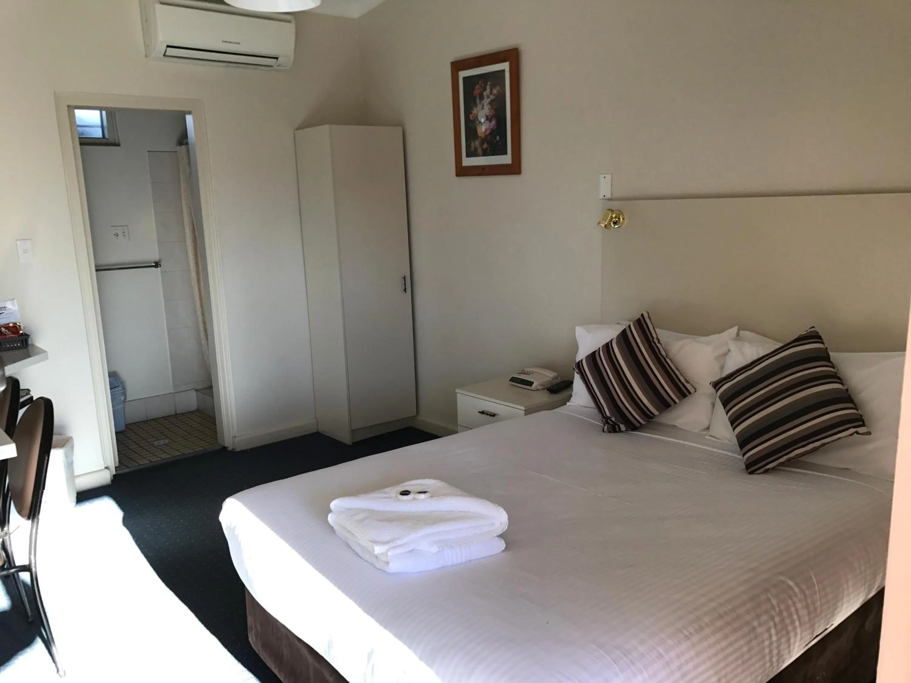 Bed in Orange Motor Lodge