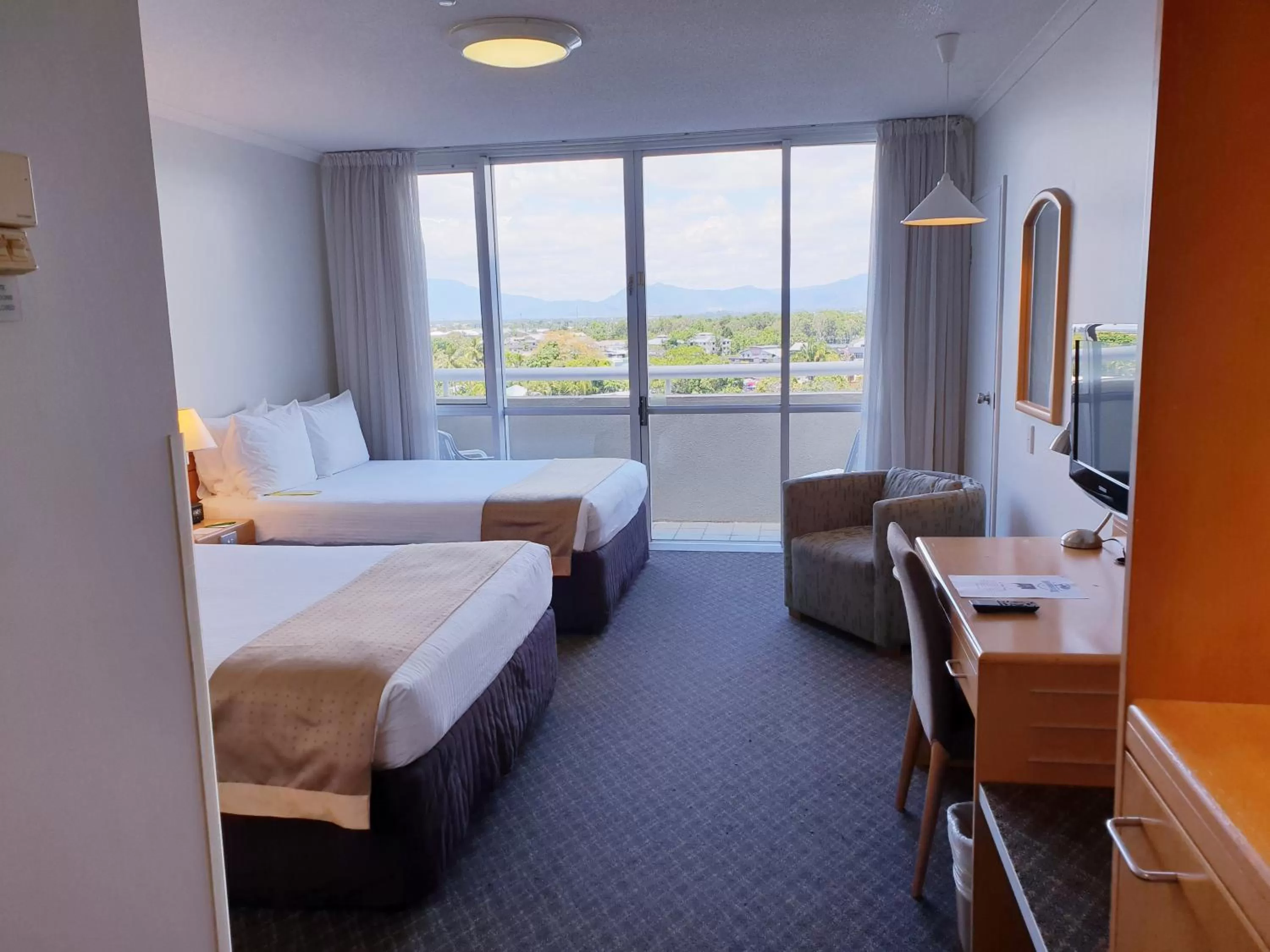 Bedroom, Bed in Cairns Harbourside Hotel