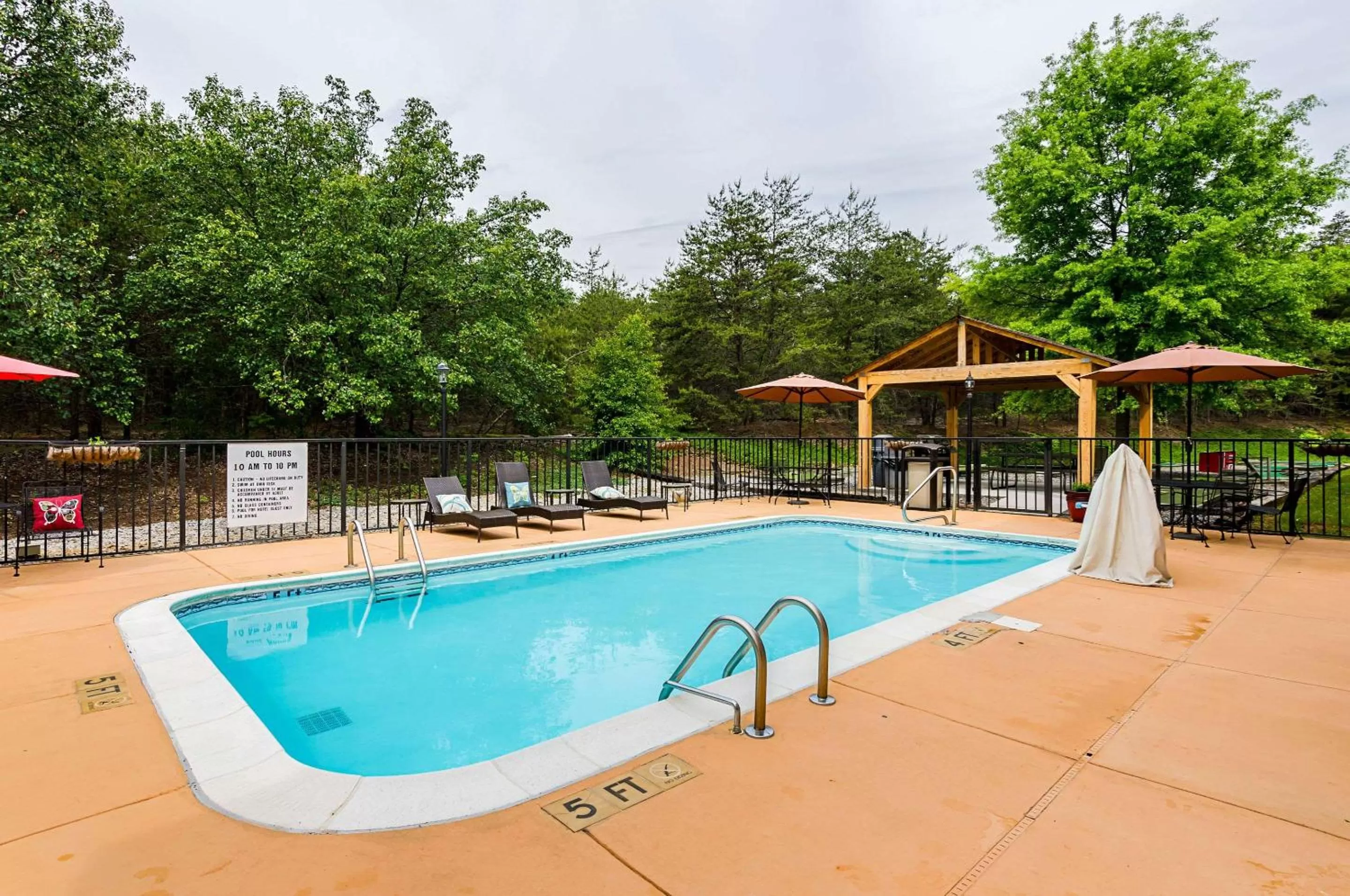 Swimming pool in Quality Suites Altavista - Lynchburg South
